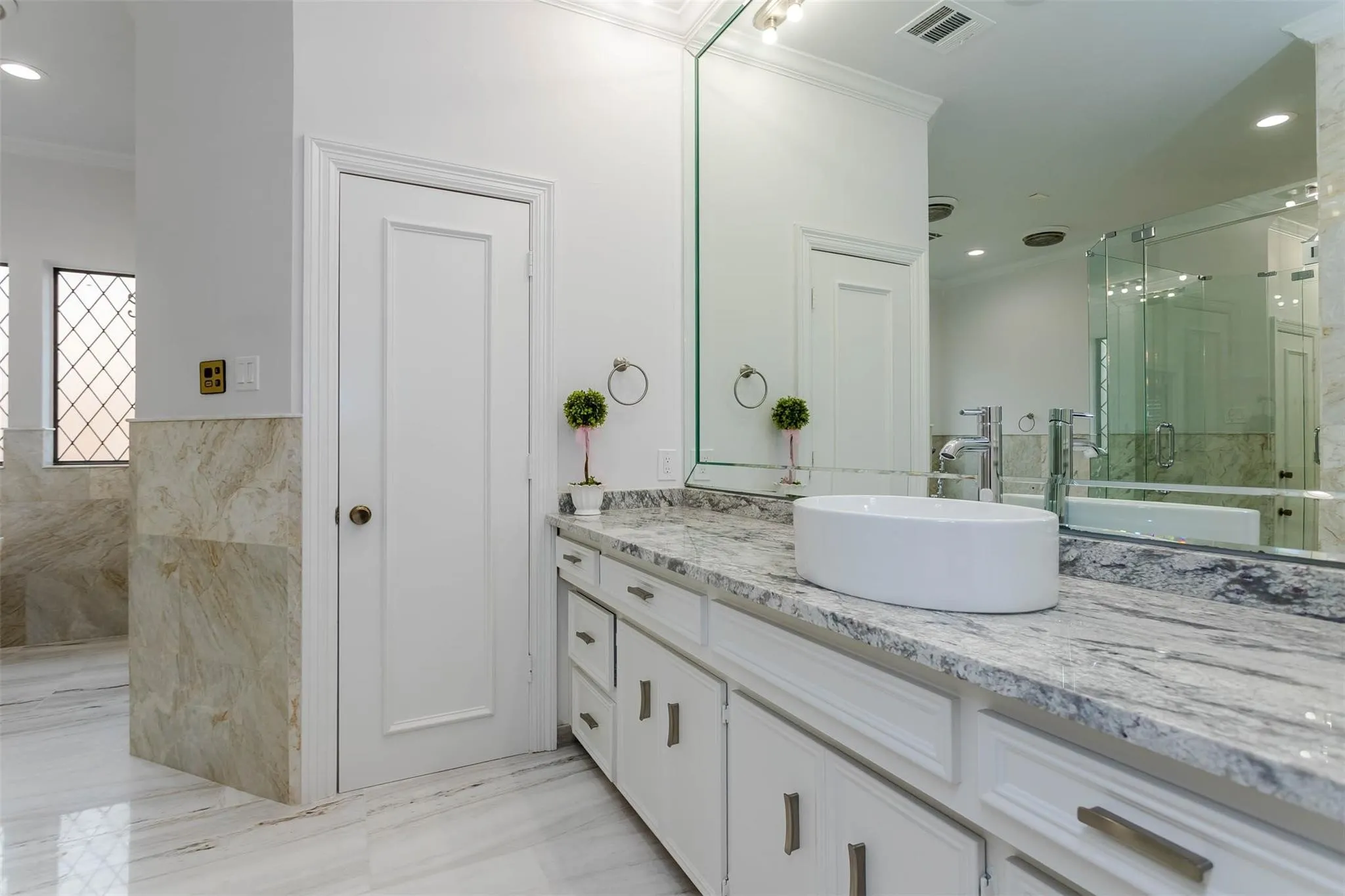 Single Family Residence For Rent in Dallas County , 11712 Forest Court, Dallas, Texas 75230, 4 Bedrooms, 5 Bathrooms, 2 Garage spaces, 3,788 Sqft, built in 1982, Price $15,000, mls#21292038, Real Estate Agent in Dallas, Homes For Rent in Dallas county, Homes For Rent in Dallas, Realtor in Dallas Texas, Real Estate Brokerage Independent Realty Texas, Luminita Cordes Realtor