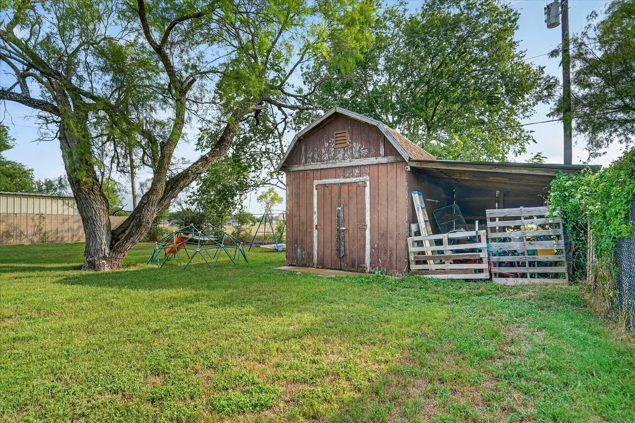 Single Family Residence For Sale in Hood County , 408 Grandview Drive, Granbury, Texas 76049, 3 Bedrooms, 2 Bathrooms, Garage spaces, 1,540 Sqft, built in 1977, Price $239,999, mls#21290213, Real Estate Agent in Granbury, Homes For Sale in Hood county, Homes For Sale in Granbury, Realtor in Granbury Texas, Real Estate Brokerage Independent Realty Texas, Luminita Cordes Realtor