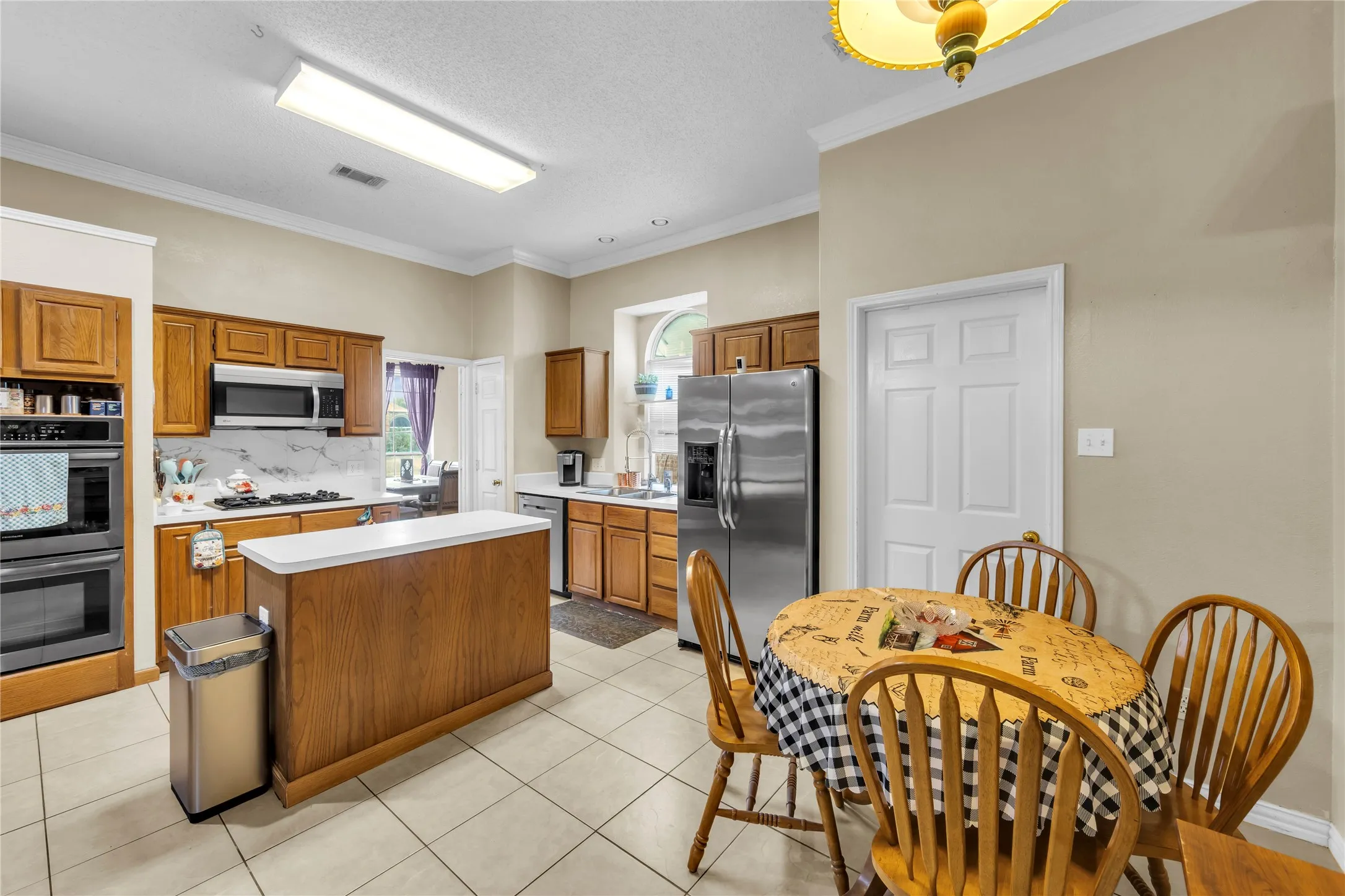 Kitchen/breakfast nook