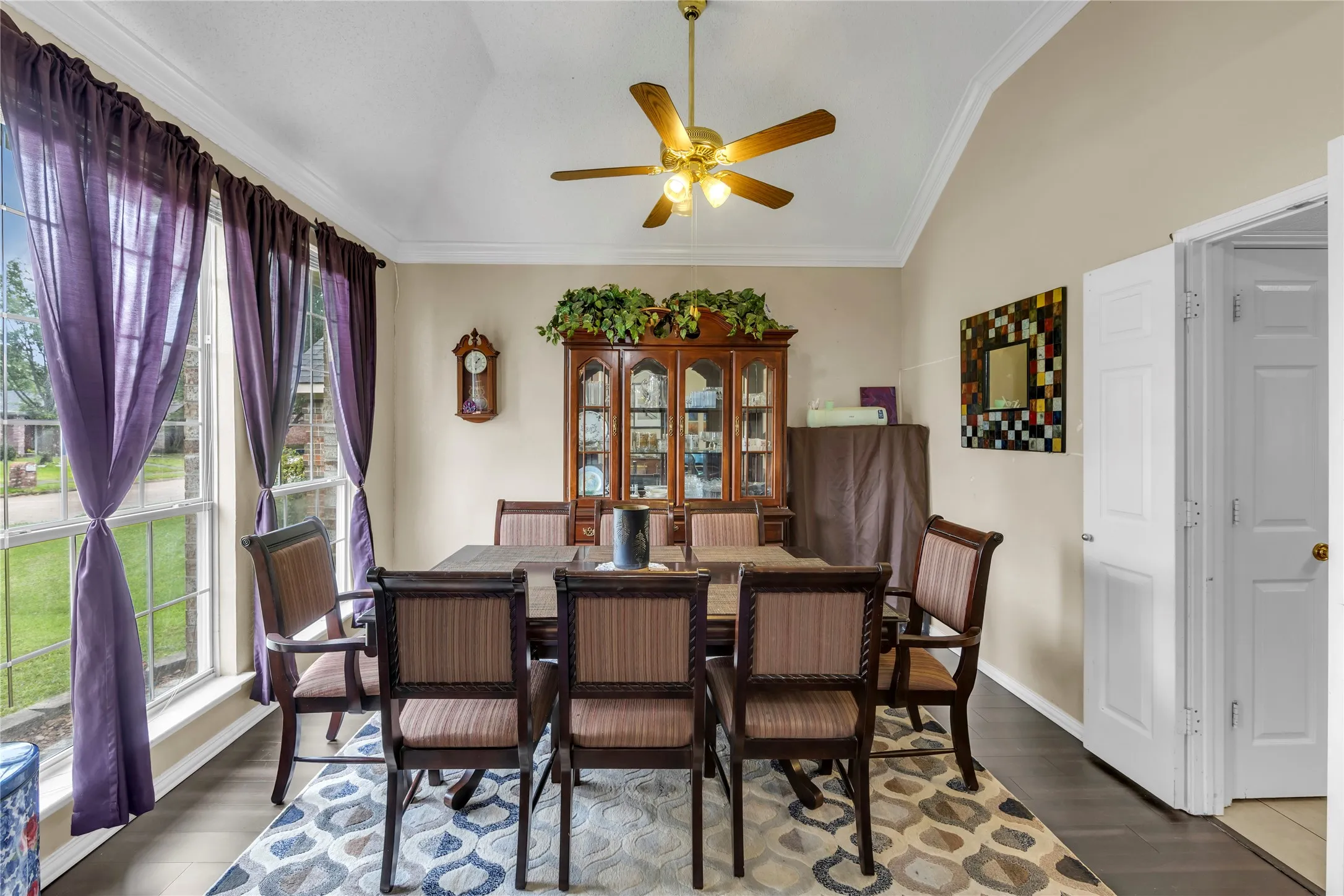 Formal dining area opens to kichen