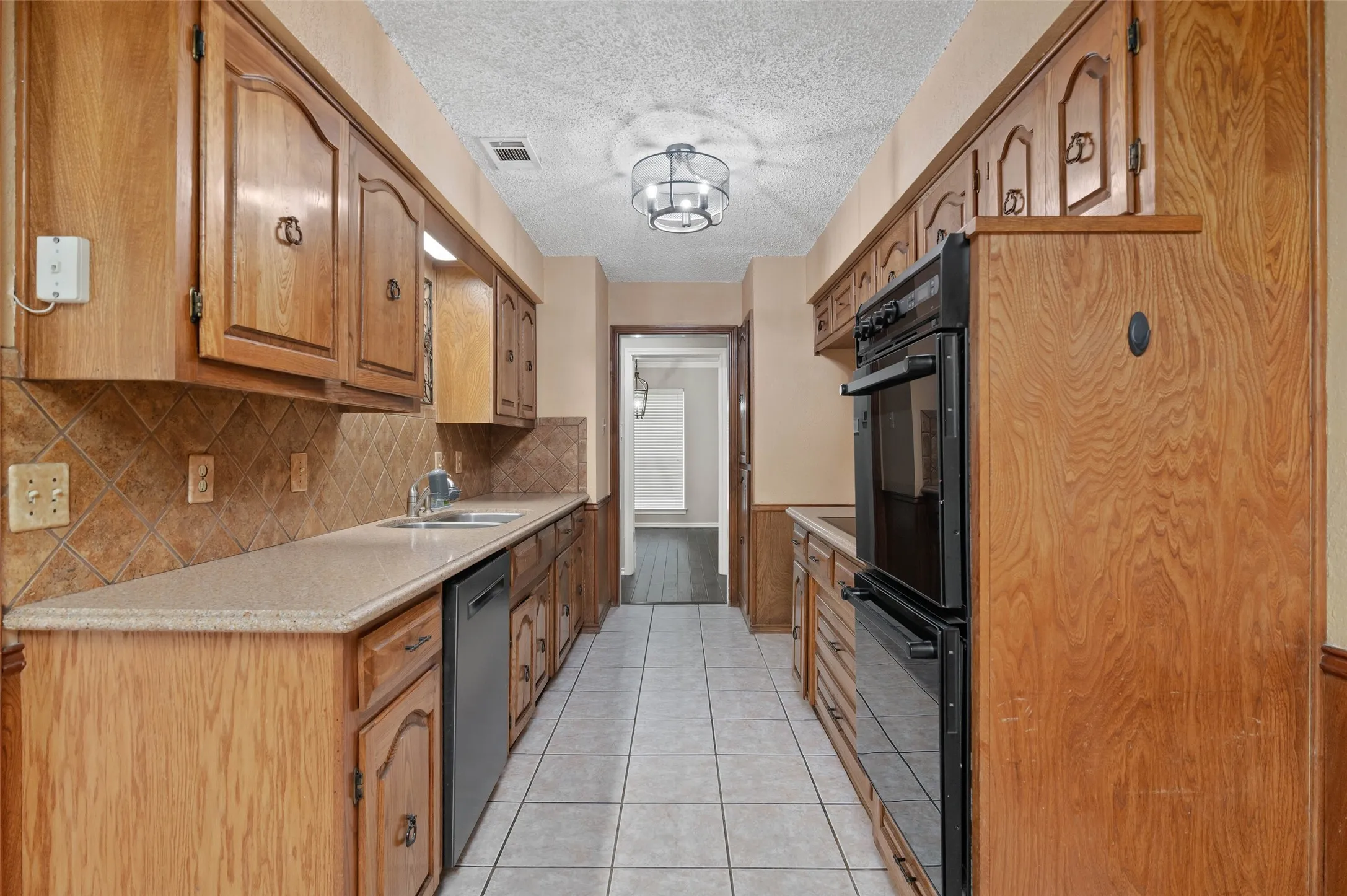 Single Family Residence For Sale in Tarrant County , 2005 Prince John Drive, Grand Prairie, Texas 75050, 3 Bedroom, 2 Bathroom, 2 Garage spaces, 2,003 Sqft, built in 1973, mls#21289086, Real Estate Agent in Grand Prairie, Homes For Sale in Tarrant county, Homes For Sale in Grand Prairie, Realtor in Grand Prairie Texas, Real Estate Brokerage Independent Realty Texas, Luminita Cordes Realtor