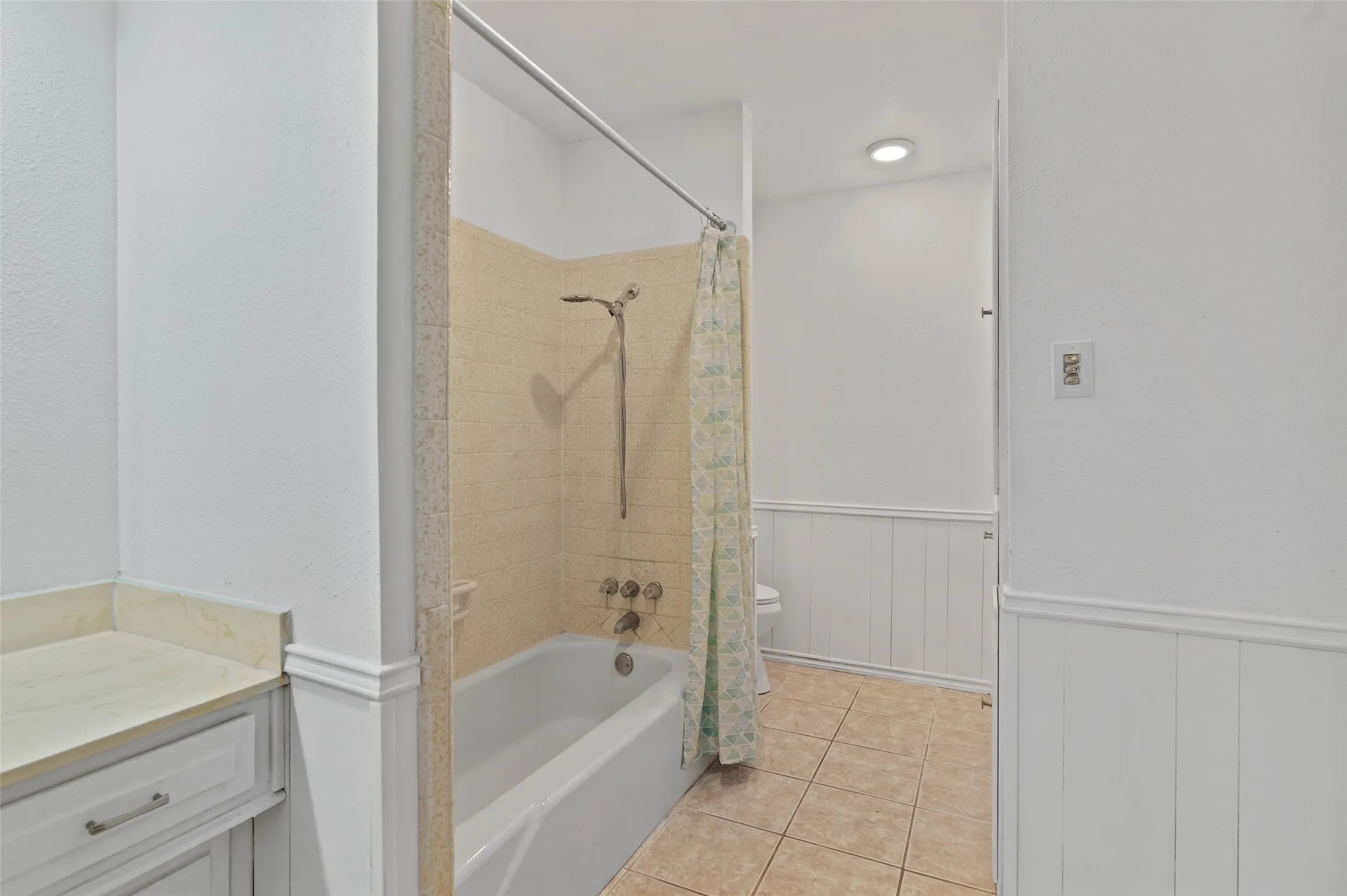 Single Family Residence For Sale in Tarrant County , 2005 Prince John Drive, Grand Prairie, Texas 75050, 3 Bedroom, 2 Bathroom, 2 Garage spaces, 2,003 Sqft, built in 1973, mls#21289086, Real Estate Agent in Grand Prairie, Homes For Sale in Tarrant county, Homes For Sale in Grand Prairie, Realtor in Grand Prairie Texas, Real Estate Brokerage Independent Realty Texas, Luminita Cordes Realtor