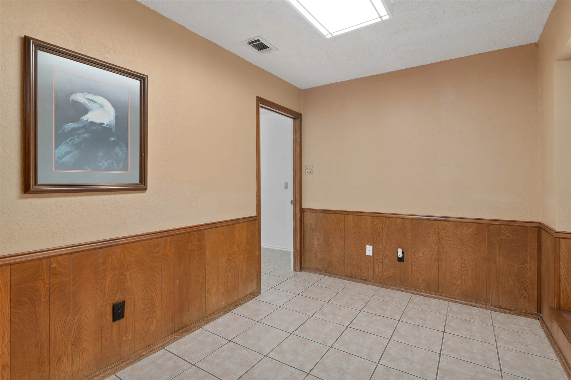 Single Family Residence For Sale in Tarrant County , 2005 Prince John Drive, Grand Prairie, Texas 75050, 3 Bedroom, 2 Bathroom, 2 Garage spaces, 2,003 Sqft, built in 1973, mls#21289086, Real Estate Agent in Grand Prairie, Homes For Sale in Tarrant county, Homes For Sale in Grand Prairie, Realtor in Grand Prairie Texas, Real Estate Brokerage Independent Realty Texas, Luminita Cordes Realtor