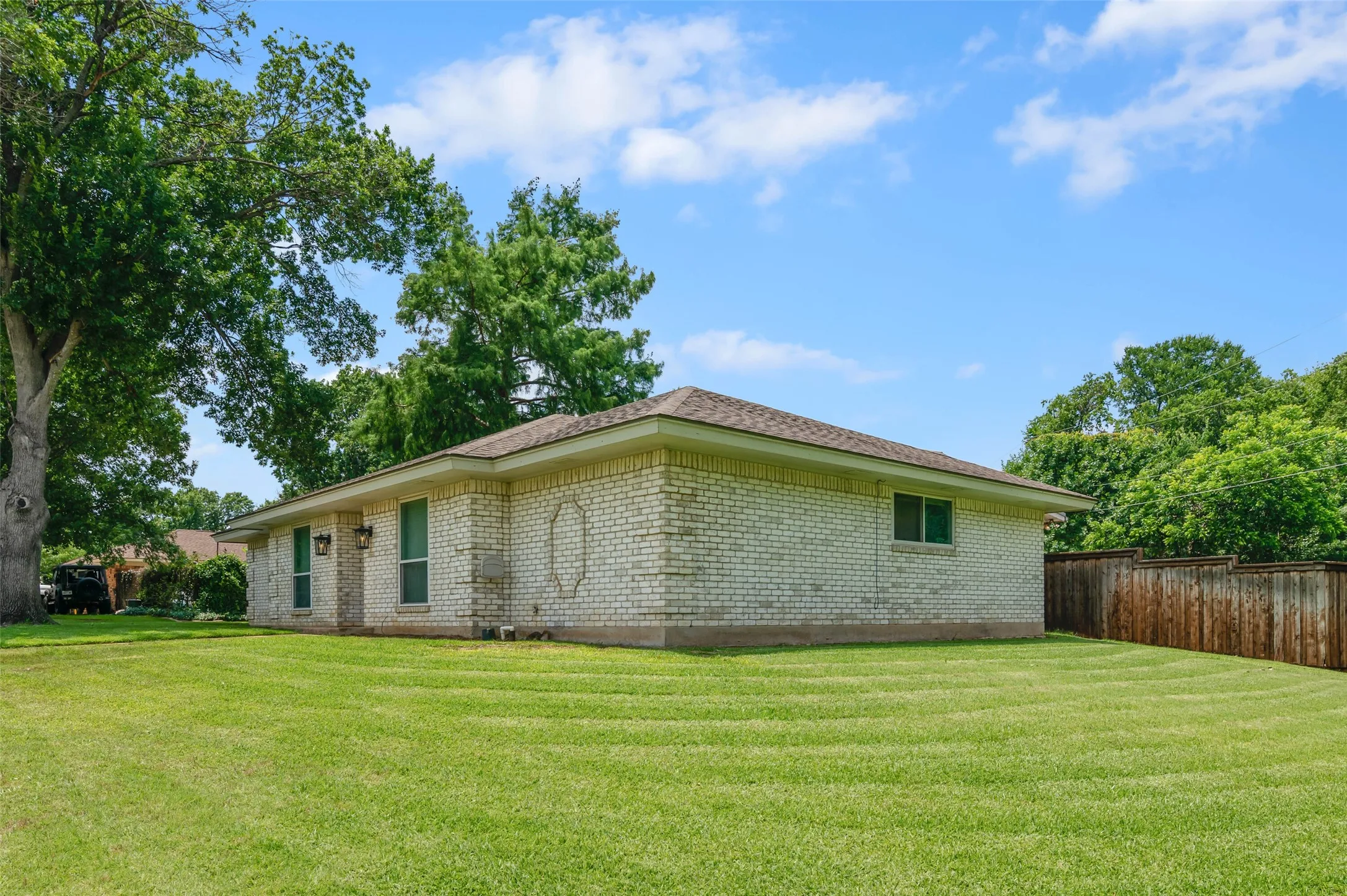 Single Family Residence For Sale in Tarrant County , 2005 Prince John Drive, Grand Prairie, Texas 75050, 3 Bedroom, 2 Bathroom, 2 Garage spaces, 2,003 Sqft, built in 1973, mls#21289086, Real Estate Agent in Grand Prairie, Homes For Sale in Tarrant county, Homes For Sale in Grand Prairie, Realtor in Grand Prairie Texas, Real Estate Brokerage Independent Realty Texas, Luminita Cordes Realtor