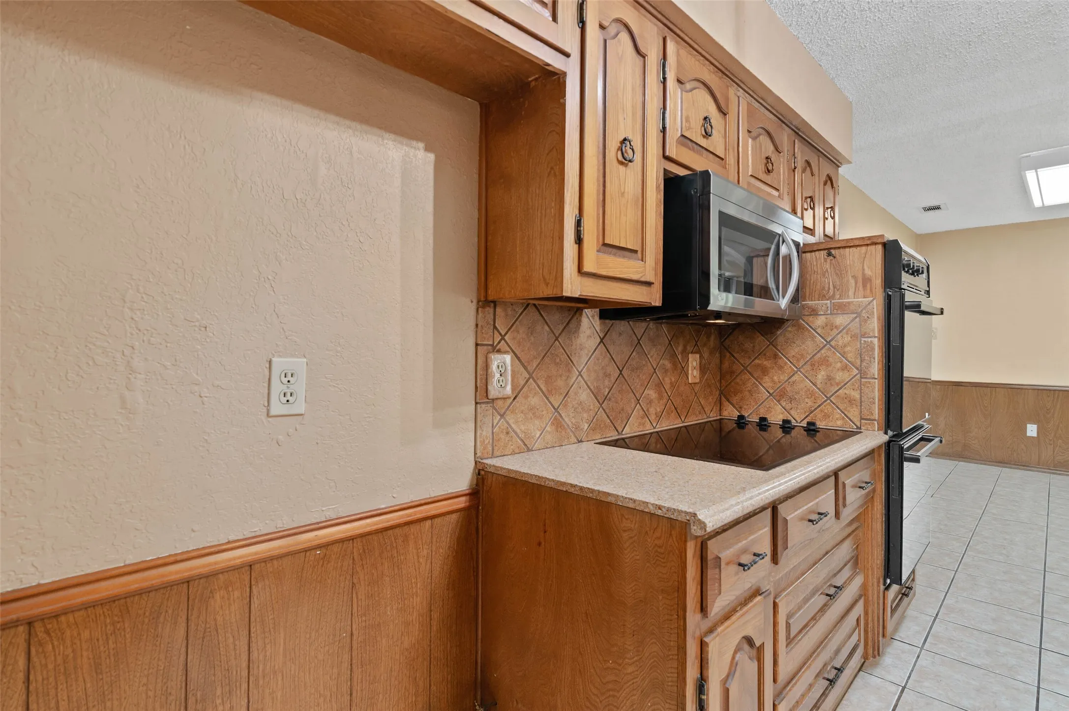 Single Family Residence For Sale in Tarrant County , 2005 Prince John Drive, Grand Prairie, Texas 75050, 3 Bedroom, 2 Bathroom, 2 Garage spaces, 2,003 Sqft, built in 1973, mls#21289086, Real Estate Agent in Grand Prairie, Homes For Sale in Tarrant county, Homes For Sale in Grand Prairie, Realtor in Grand Prairie Texas, Real Estate Brokerage Independent Realty Texas, Luminita Cordes Realtor