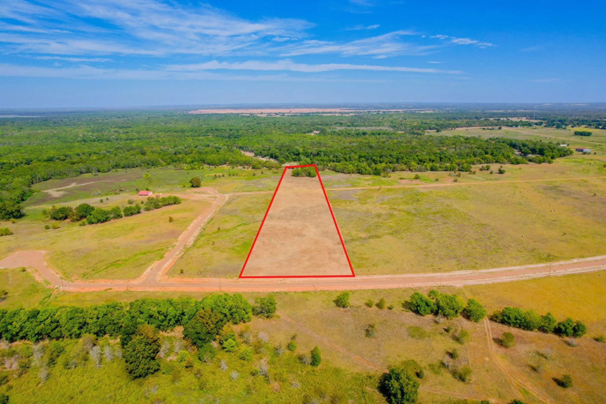 Country acreage near Richland Chambers Lake offers both privacy and recreation nearby.