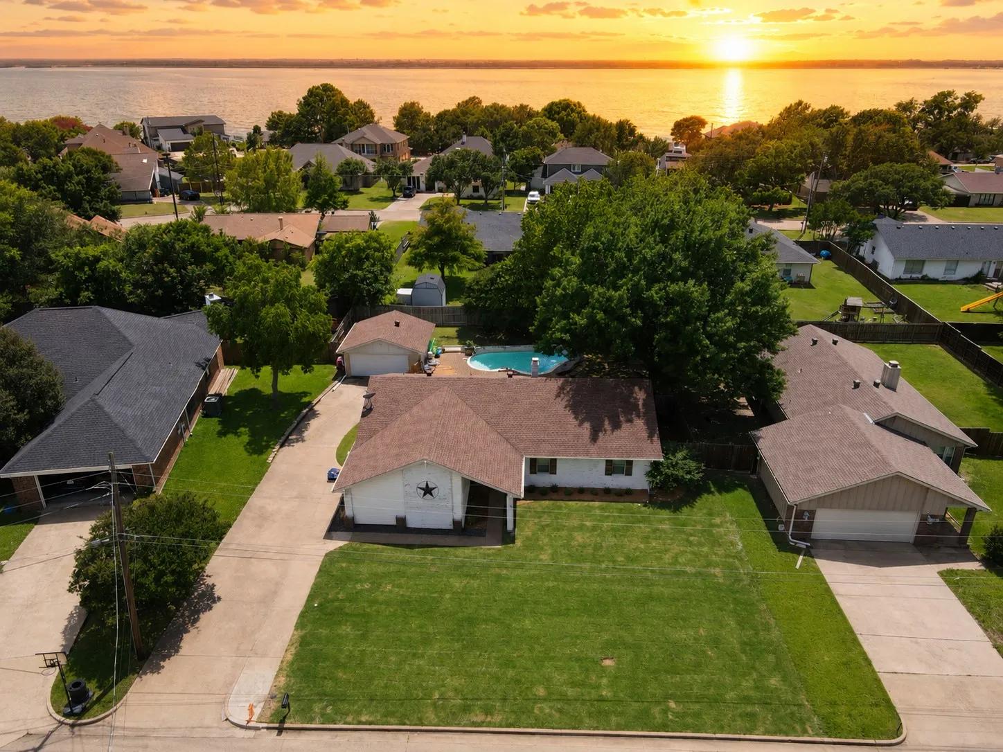 Single Family Residence For Sale in Rockwall County , 119 Reba Road, Heath, Texas 75032, 3 Bedroom, 2 Bathroom, 2 Garage spaces, 2,246 Sqft, built in 1976, mls#21292093, Real Estate Agent in Heath, Homes For Sale in Rockwall county, Homes For Sale in Heath, Realtor in Heath Texas, Real Estate Brokerage Independent Realty Texas, Luminita Cordes Realtor