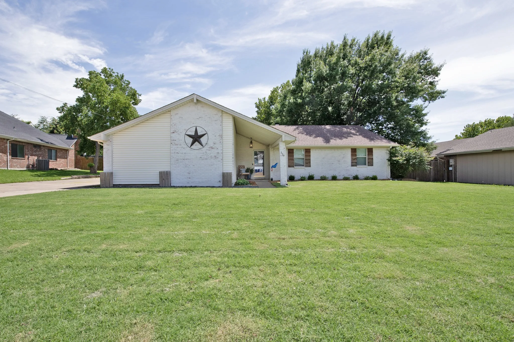 Single Family Residence For Sale in Rockwall County , 119 Reba Road, Heath, Texas 75032, 3 Bedroom, 2 Bathroom, 2 Garage spaces, 2,246 Sqft, built in 1976, mls#21292093, Real Estate Agent in Heath, Homes For Sale in Rockwall county, Homes For Sale in Heath, Realtor in Heath Texas, Real Estate Brokerage Independent Realty Texas, Luminita Cordes Realtor