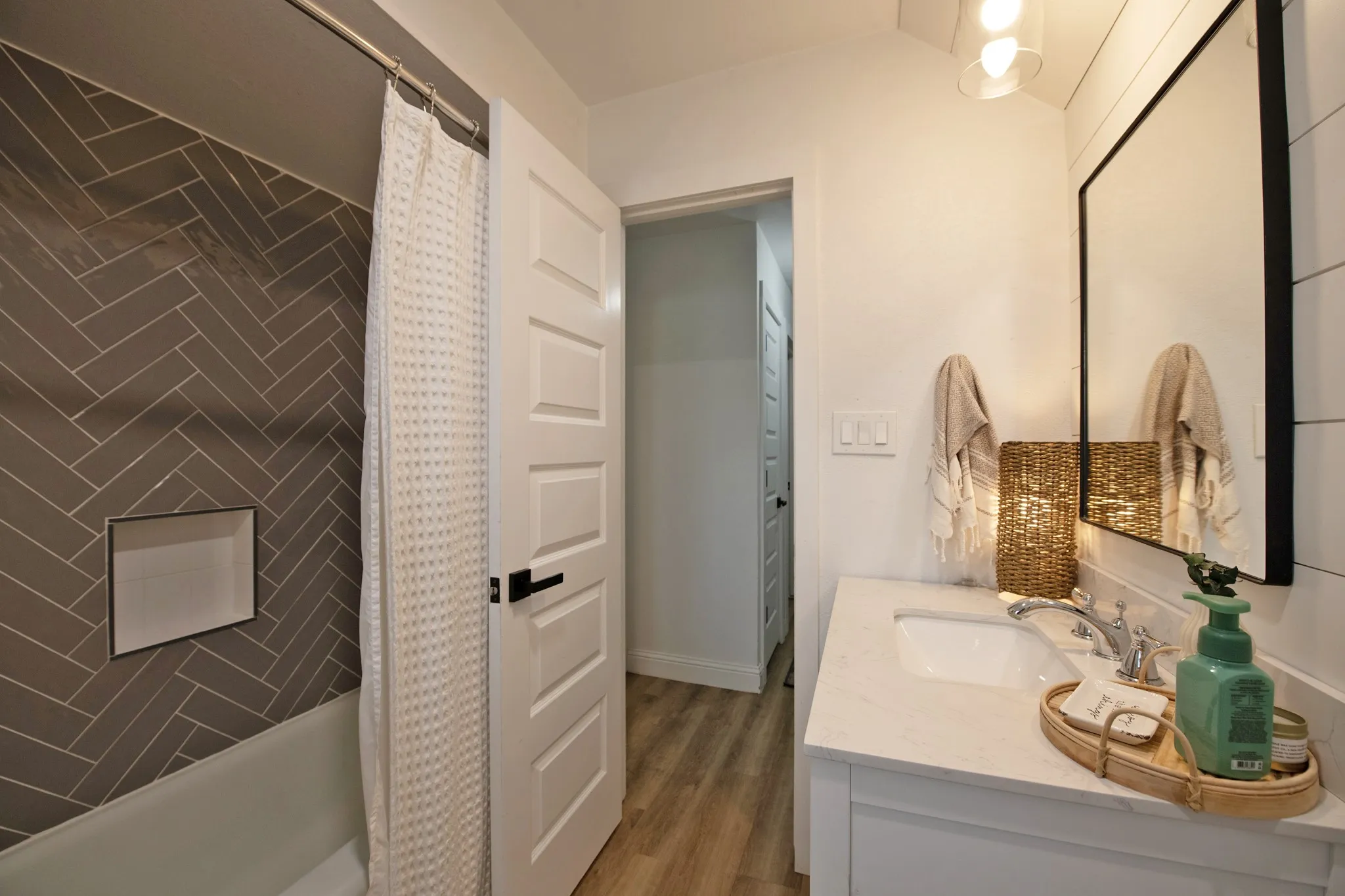 Single Family Residence For Sale in Rockwall County , 119 Reba Road, Heath, Texas 75032, 3 Bedroom, 2 Bathroom, 2 Garage spaces, 2,246 Sqft, built in 1976, mls#21292093, Real Estate Agent in Heath, Homes For Sale in Rockwall county, Homes For Sale in Heath, Realtor in Heath Texas, Real Estate Brokerage Independent Realty Texas, Luminita Cordes Realtor