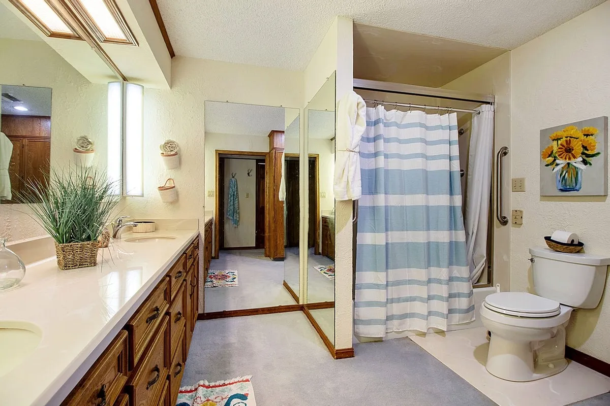 Farm For Sale in Kaufman County , 5154 Fogleman Road, Kemp, Texas 75143, 3 Bedrooms, 3 Bathrooms, 2 Garage spaces, 2,996 Sqft, built in 1981, Price $1,573,000, mls#21287330, Real Estate Agent in Kemp, Homes For Sale in Kaufman county, Homes For Sale in Kemp, Realtor in Kemp Texas, Real Estate Brokerage Independent Realty Texas, Luminita Cordes Realtor