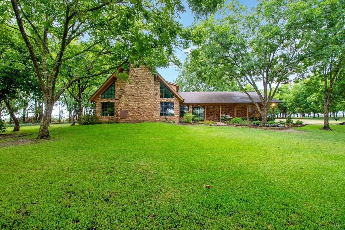 Farm For Sale in Kaufman County , 5154 Fogleman Road, Kemp, Texas 75143, 3 Bedrooms, 3 Bathrooms, 2 Garage spaces, 2,996 Sqft, built in 1981, Price $1,573,000, mls#21287330, Real Estate Agent in Kemp, Homes For Sale in Kaufman county, Homes For Sale in Kemp, Realtor in Kemp Texas, Real Estate Brokerage Independent Realty Texas, Luminita Cordes Realtor