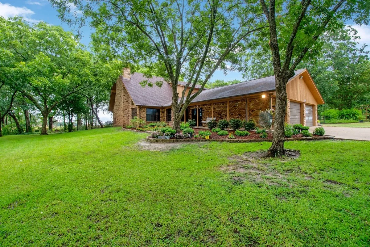 Farm For Sale in Kaufman County , 5154 Fogleman Road, Kemp, Texas 75143, 3 Bedrooms, 3 Bathrooms, 2 Garage spaces, 2,996 Sqft, built in 1981, Price $1,573,000, mls#21287330, Real Estate Agent in Kemp, Homes For Sale in Kaufman county, Homes For Sale in Kemp, Realtor in Kemp Texas, Real Estate Brokerage Independent Realty Texas, Luminita Cordes Realtor