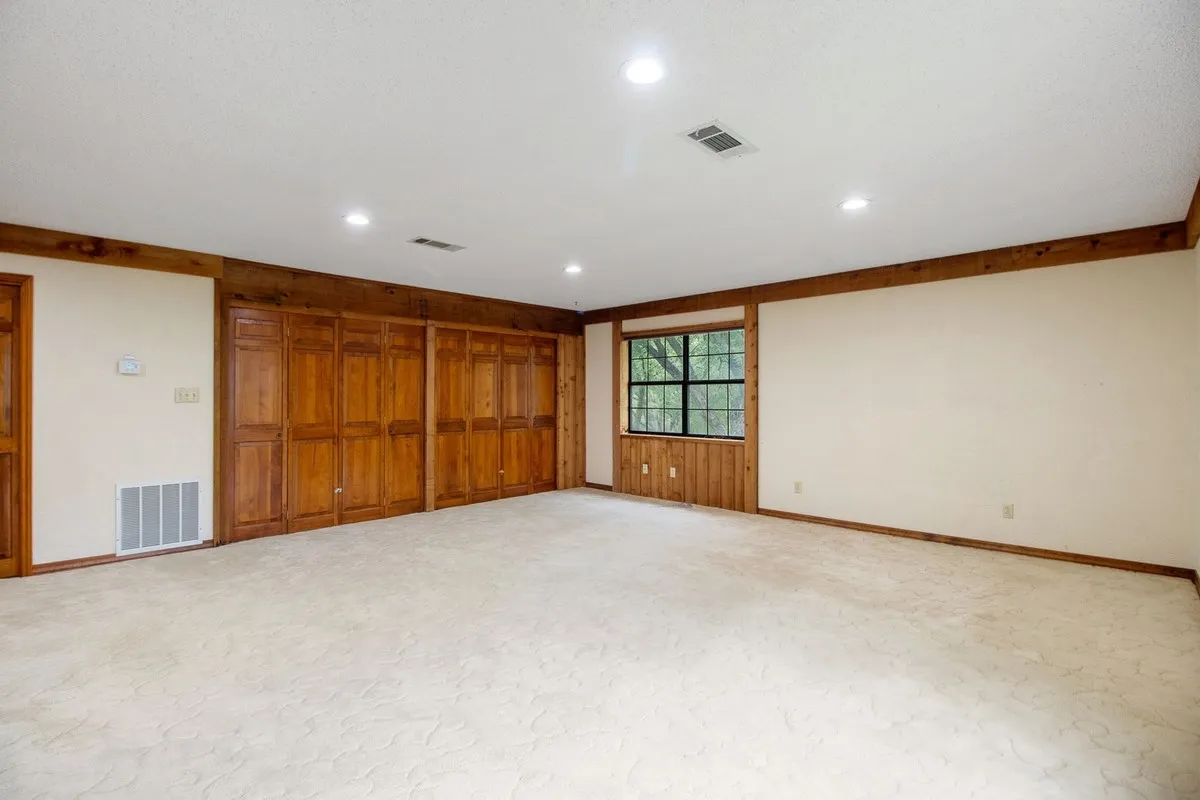 Farm For Sale in Kaufman County , 5154 Fogleman Road, Kemp, Texas 75143, 3 Bedrooms, 3 Bathrooms, 2 Garage spaces, 2,996 Sqft, built in 1981, Price $1,573,000, mls#21287330, Real Estate Agent in Kemp, Homes For Sale in Kaufman county, Homes For Sale in Kemp, Realtor in Kemp Texas, Real Estate Brokerage Independent Realty Texas, Luminita Cordes Realtor