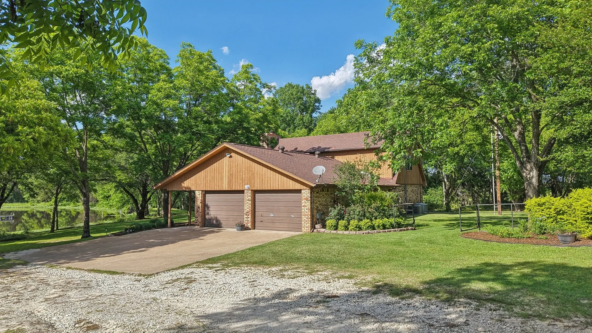 Farm For Sale in Kaufman County , 5154 Fogleman Road, Kemp, Texas 75143, 3 Bedrooms, 3 Bathrooms, 2 Garage spaces, 2,996 Sqft, built in 1981, Price $1,573,000, mls#21287330, Real Estate Agent in Kemp, Homes For Sale in Kaufman county, Homes For Sale in Kemp, Realtor in Kemp Texas, Real Estate Brokerage Independent Realty Texas, Luminita Cordes Realtor