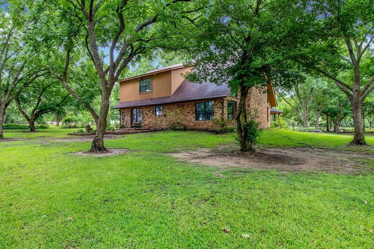 Farm For Sale in Kaufman County , 5154 Fogleman Road, Kemp, Texas 75143, 3 Bedrooms, 3 Bathrooms, 2 Garage spaces, 2,996 Sqft, built in 1981, Price $1,573,000, mls#21287330, Real Estate Agent in Kemp, Homes For Sale in Kaufman county, Homes For Sale in Kemp, Realtor in Kemp Texas, Real Estate Brokerage Independent Realty Texas, Luminita Cordes Realtor