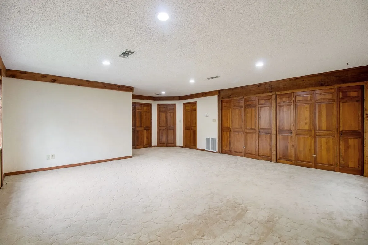 Farm For Sale in Kaufman County , 5154 Fogleman Road, Kemp, Texas 75143, 3 Bedrooms, 3 Bathrooms, 2 Garage spaces, 2,996 Sqft, built in 1981, Price $1,573,000, mls#21287330, Real Estate Agent in Kemp, Homes For Sale in Kaufman county, Homes For Sale in Kemp, Realtor in Kemp Texas, Real Estate Brokerage Independent Realty Texas, Luminita Cordes Realtor