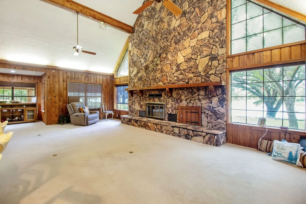 Farm For Sale in Kaufman County , 5154 Fogleman Road, Kemp, Texas 75143, 3 Bedrooms, 3 Bathrooms, 2 Garage spaces, 2,996 Sqft, built in 1981, Price $1,573,000, mls#21287330, Real Estate Agent in Kemp, Homes For Sale in Kaufman county, Homes For Sale in Kemp, Realtor in Kemp Texas, Real Estate Brokerage Independent Realty Texas, Luminita Cordes Realtor