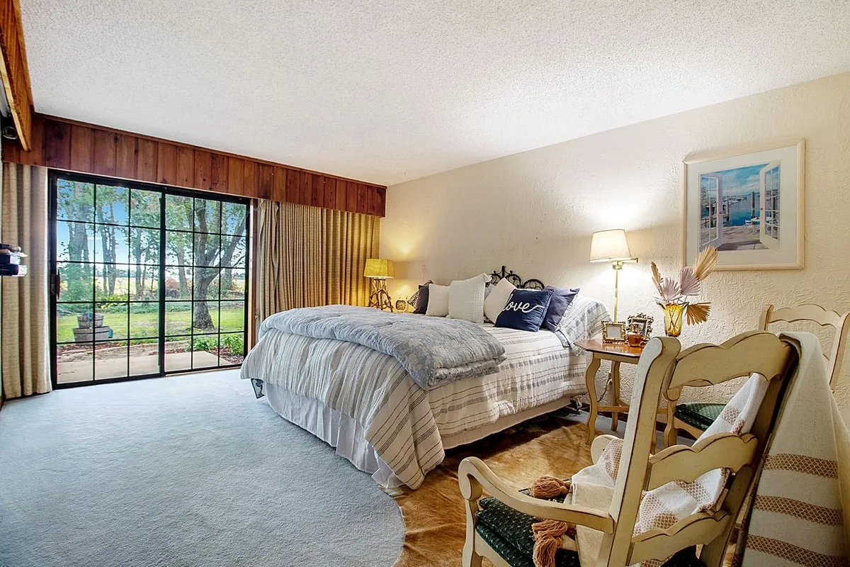 Farm For Sale in Kaufman County , 5154 Fogleman Road, Kemp, Texas 75143, 3 Bedrooms, 3 Bathrooms, 2 Garage spaces, 2,996 Sqft, built in 1981, Price $1,573,000, mls#21287330, Real Estate Agent in Kemp, Homes For Sale in Kaufman county, Homes For Sale in Kemp, Realtor in Kemp Texas, Real Estate Brokerage Independent Realty Texas, Luminita Cordes Realtor