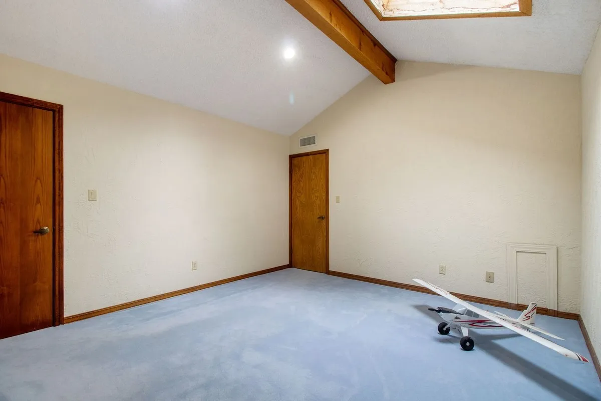 Farm For Sale in Kaufman County , 5154 Fogleman Road, Kemp, Texas 75143, 3 Bedrooms, 3 Bathrooms, 2 Garage spaces, 2,996 Sqft, built in 1981, Price $1,573,000, mls#21287330, Real Estate Agent in Kemp, Homes For Sale in Kaufman county, Homes For Sale in Kemp, Realtor in Kemp Texas, Real Estate Brokerage Independent Realty Texas, Luminita Cordes Realtor