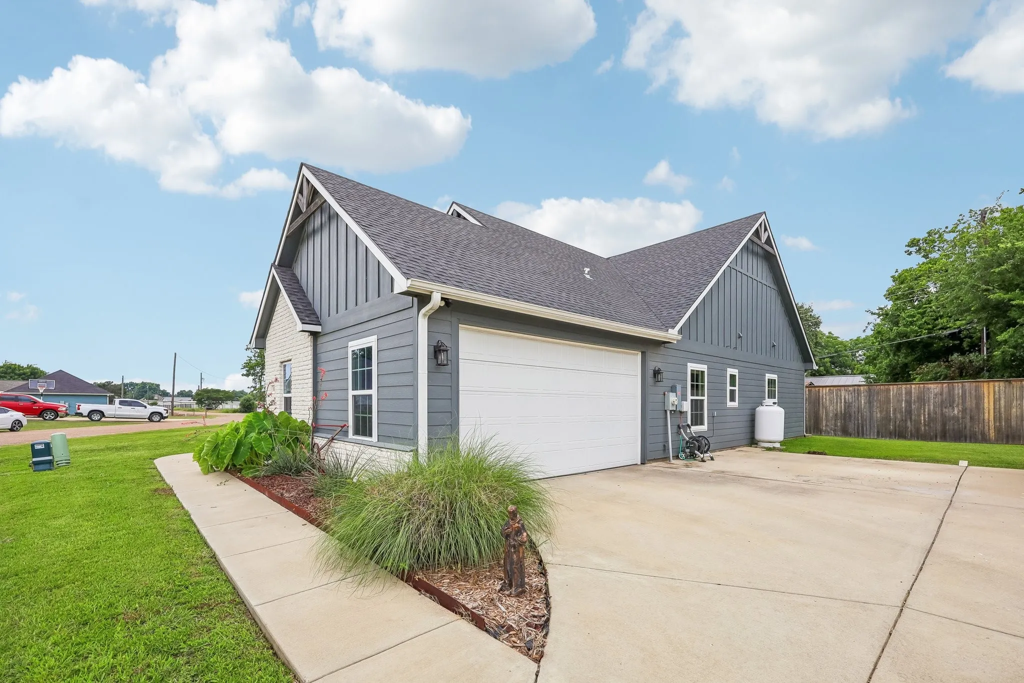 Single Family Residence For Sale in Kaufman County , 116 E Bexar Street, Mabank, Texas 75147, 3 Bedroom, 2 Bathroom, 2 Garage spaces, 1,721 Sqft, built in 2021, mls#21291817, Real Estate Agent in Mabank, Homes For Sale in Kaufman county, Homes For Sale in Mabank, Realtor in Mabank Texas, Real Estate Brokerage Independent Realty Texas, Luminita Cordes Realtor