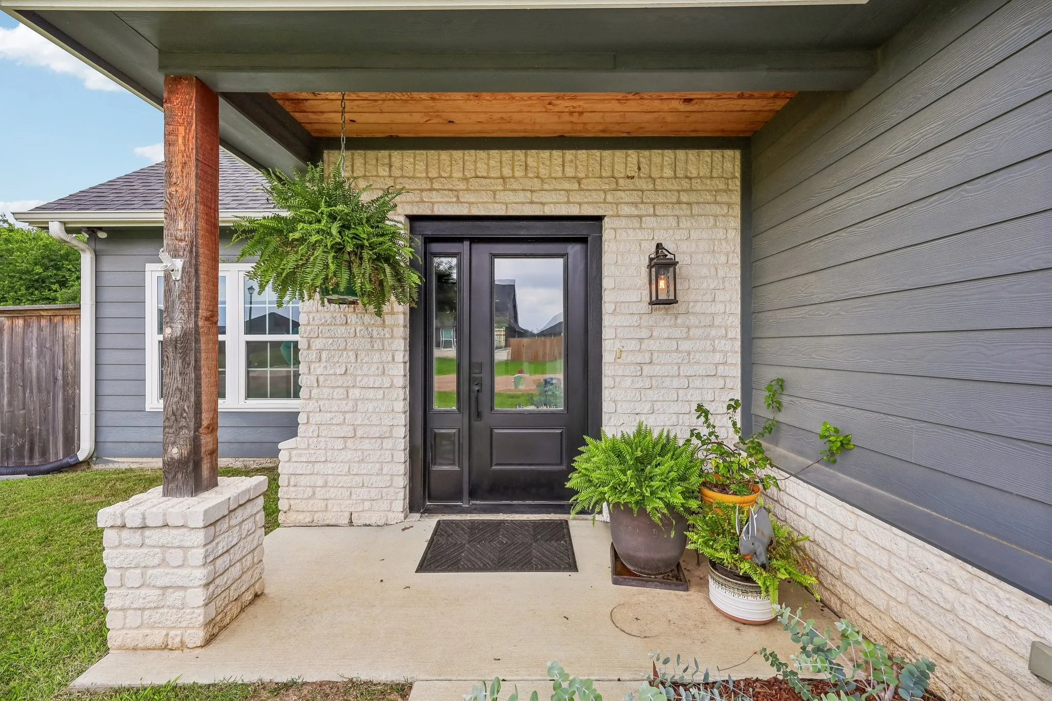 Single Family Residence For Sale in Kaufman County , 116 E Bexar Street, Mabank, Texas 75147, 3 Bedroom, 2 Bathroom, 2 Garage spaces, 1,721 Sqft, built in 2021, mls#21291817, Real Estate Agent in Mabank, Homes For Sale in Kaufman county, Homes For Sale in Mabank, Realtor in Mabank Texas, Real Estate Brokerage Independent Realty Texas, Luminita Cordes Realtor