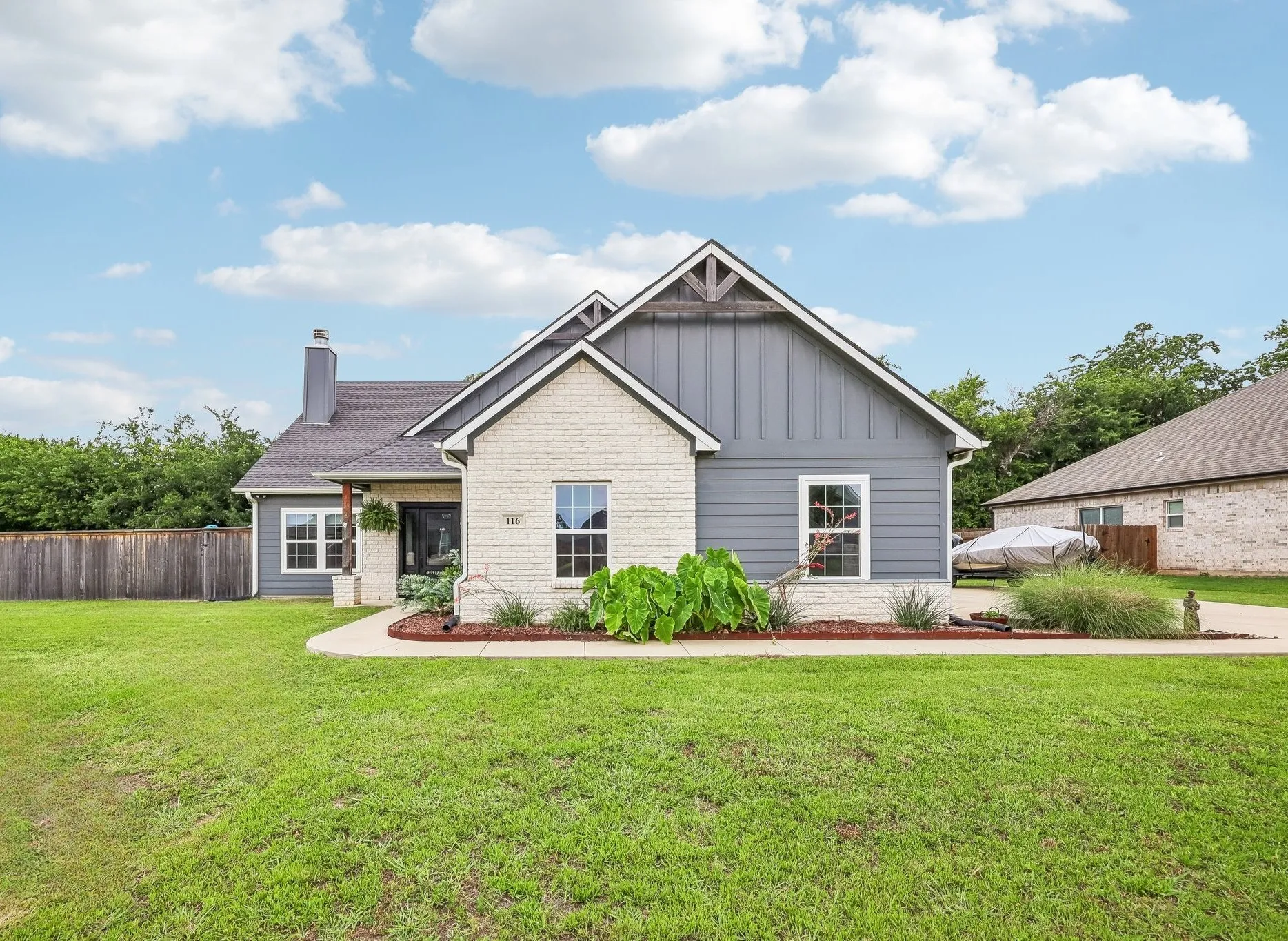 Single Family Residence For Sale in Kaufman County , 116 E Bexar Street, Mabank, Texas 75147, 3 Bedroom, 2 Bathroom, 2 Garage spaces, 1,721 Sqft, built in 2021, mls#21291817, Real Estate Agent in Mabank, Homes For Sale in Kaufman county, Homes For Sale in Mabank, Realtor in Mabank Texas, Real Estate Brokerage Independent Realty Texas, Luminita Cordes Realtor