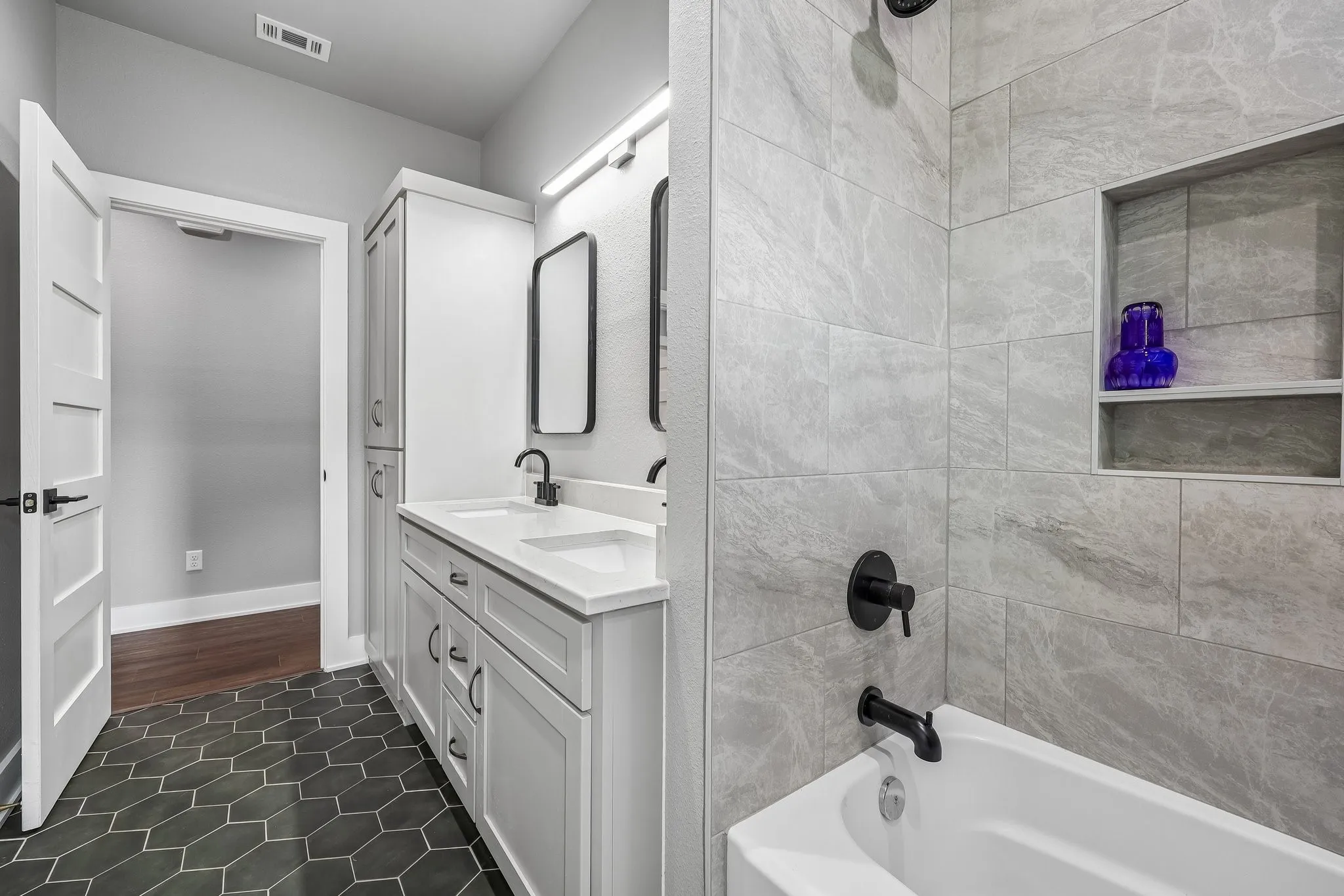 Single Family Residence For Sale in Kaufman County , 116 E Bexar Street, Mabank, Texas 75147, 3 Bedroom, 2 Bathroom, 2 Garage spaces, 1,721 Sqft, built in 2021, mls#21291817, Real Estate Agent in Mabank, Homes For Sale in Kaufman county, Homes For Sale in Mabank, Realtor in Mabank Texas, Real Estate Brokerage Independent Realty Texas, Luminita Cordes Realtor