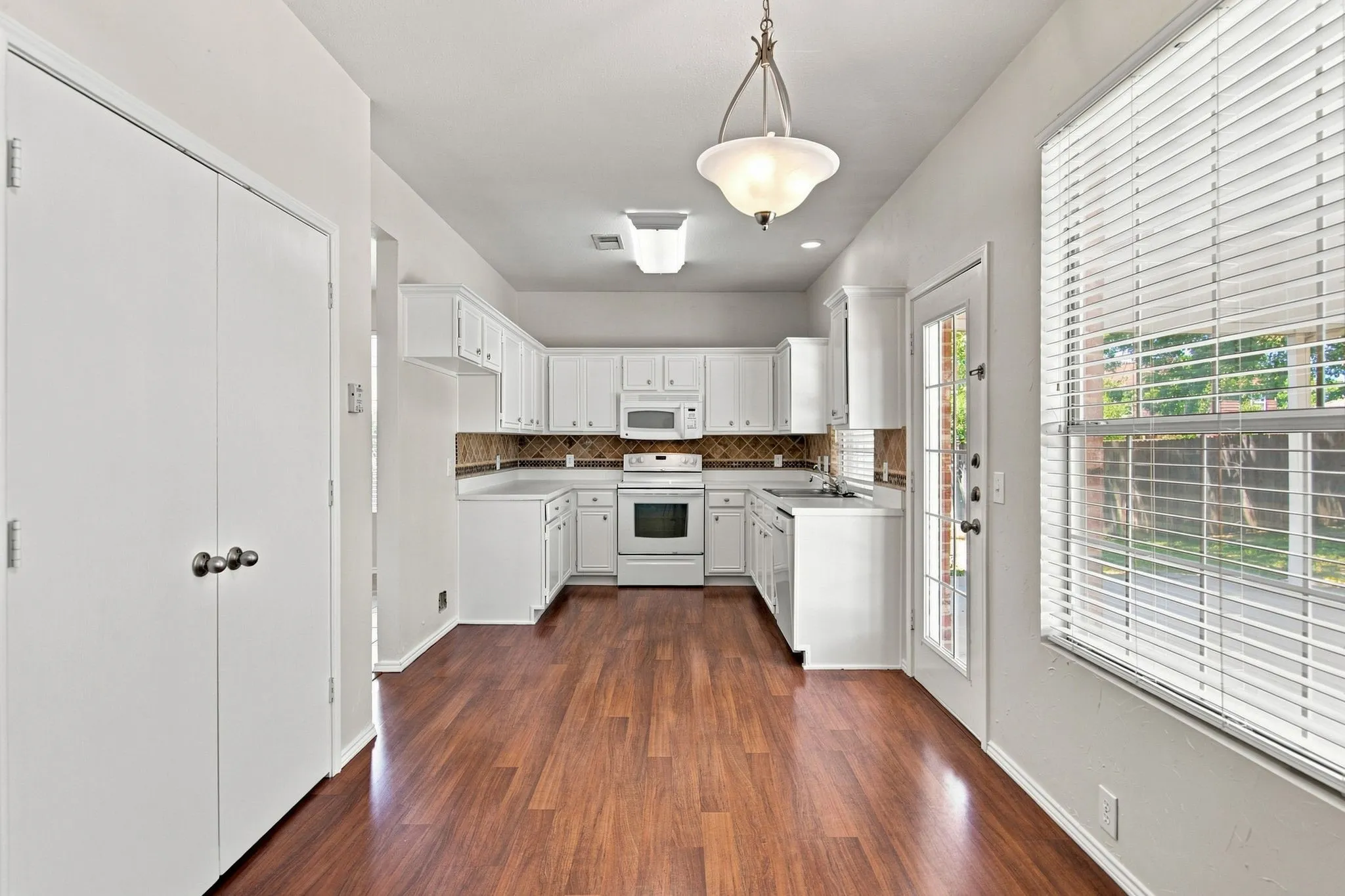 Single Family Residence For Rent in Tarrant County , 7212 Crabtree Lane, North Richland Hills, Texas 76182, 3 Bedroom, 3 Bathroom, 2 Garage spaces, 1,949 Sqft, built in 1994, mls#21291893, Real Estate Agent in North Richland Hills, Homes For Rent in Tarrant county, Homes For Rent in North Richland Hills, Realtor in North Richland Hills Texas, Real Estate Brokerage Independent Realty Texas, Luminita Cordes Realtor