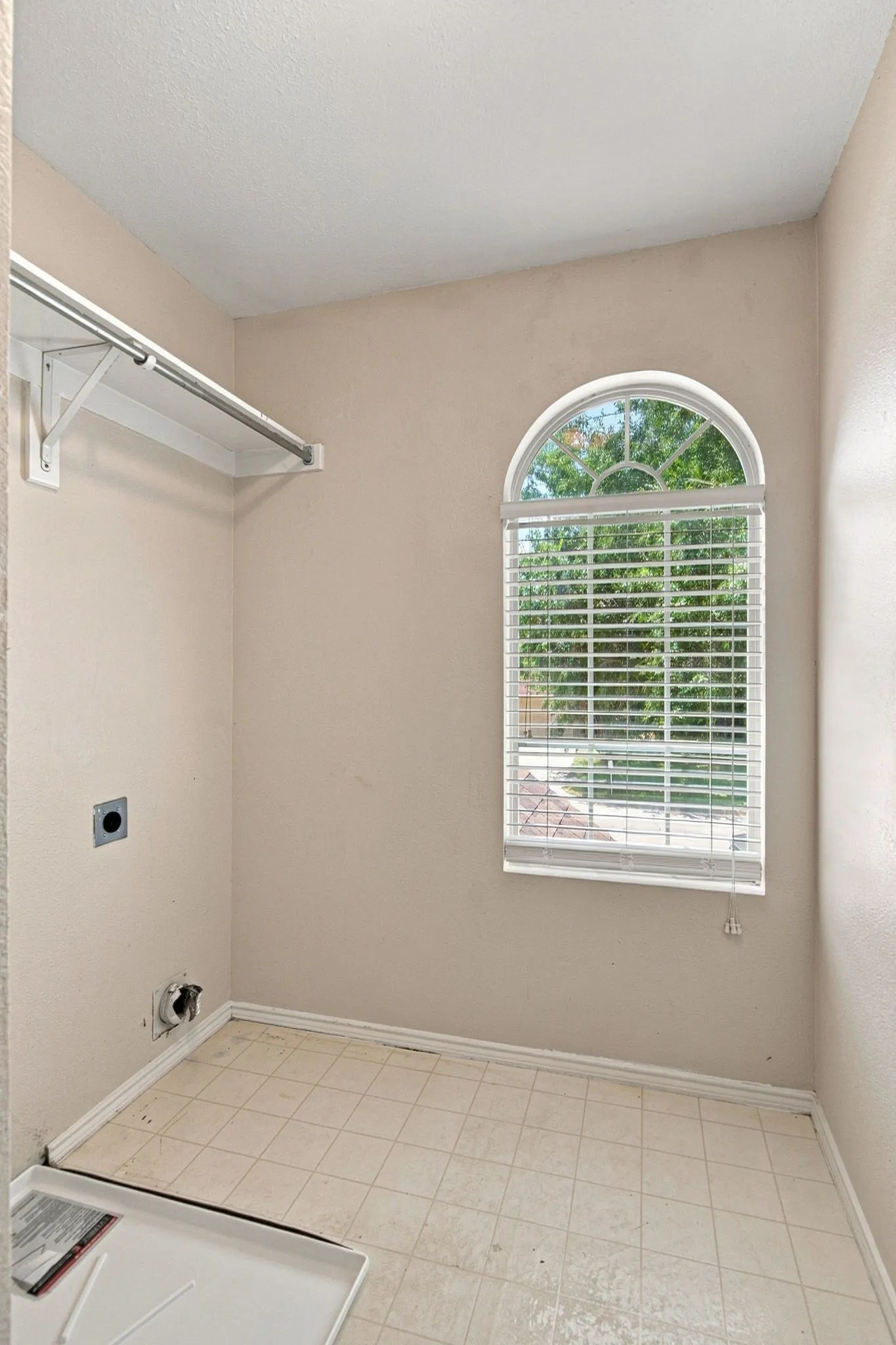 Single Family Residence For Rent in Tarrant County , 7212 Crabtree Lane, North Richland Hills, Texas 76182, 3 Bedroom, 3 Bathroom, 2 Garage spaces, 1,949 Sqft, built in 1994, mls#21291893, Real Estate Agent in North Richland Hills, Homes For Rent in Tarrant county, Homes For Rent in North Richland Hills, Realtor in North Richland Hills Texas, Real Estate Brokerage Independent Realty Texas, Luminita Cordes Realtor