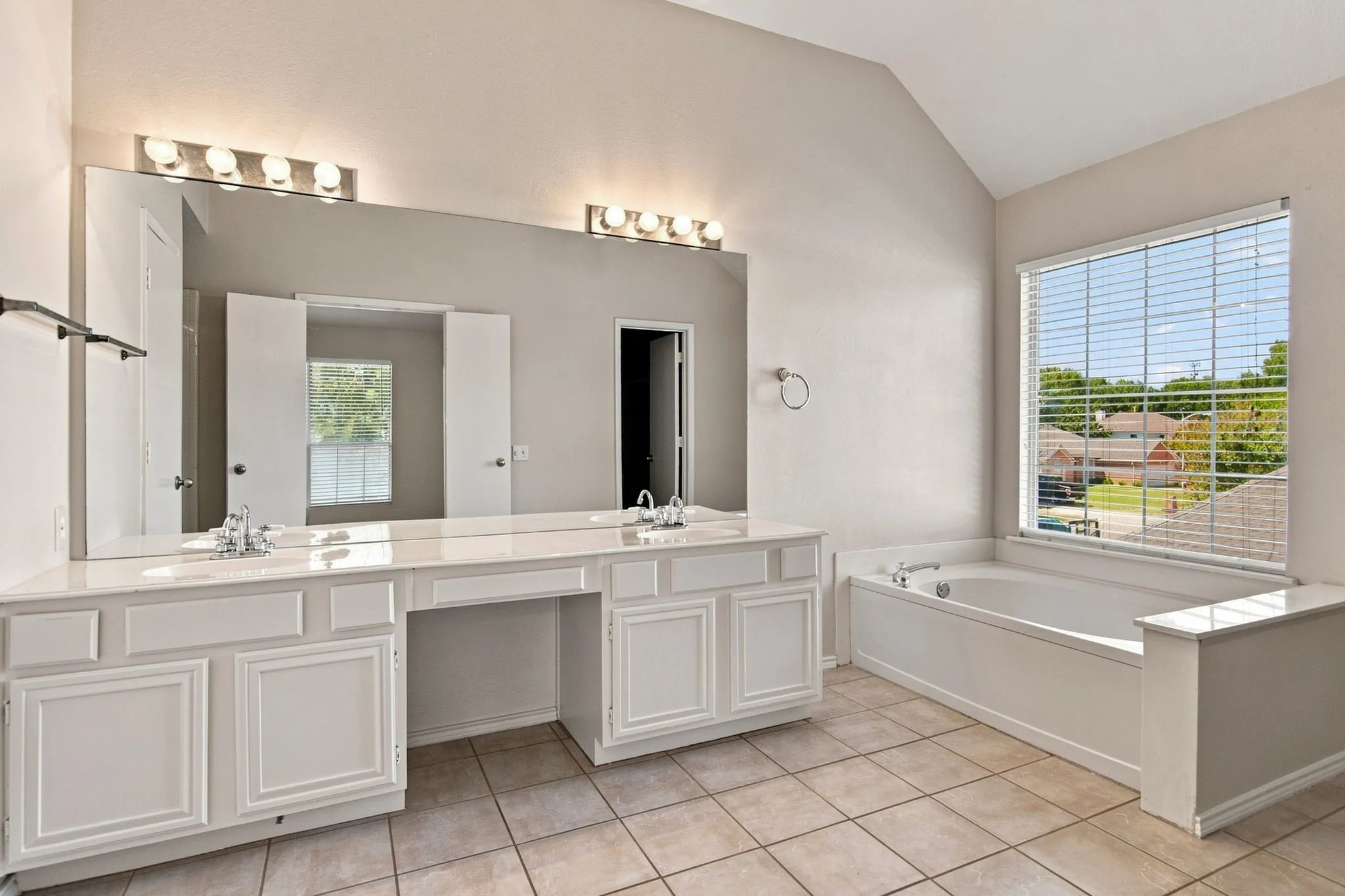 Single Family Residence For Rent in Tarrant County , 7212 Crabtree Lane, North Richland Hills, Texas 76182, 3 Bedroom, 3 Bathroom, 2 Garage spaces, 1,949 Sqft, built in 1994, mls#21291893, Real Estate Agent in North Richland Hills, Homes For Rent in Tarrant county, Homes For Rent in North Richland Hills, Realtor in North Richland Hills Texas, Real Estate Brokerage Independent Realty Texas, Luminita Cordes Realtor