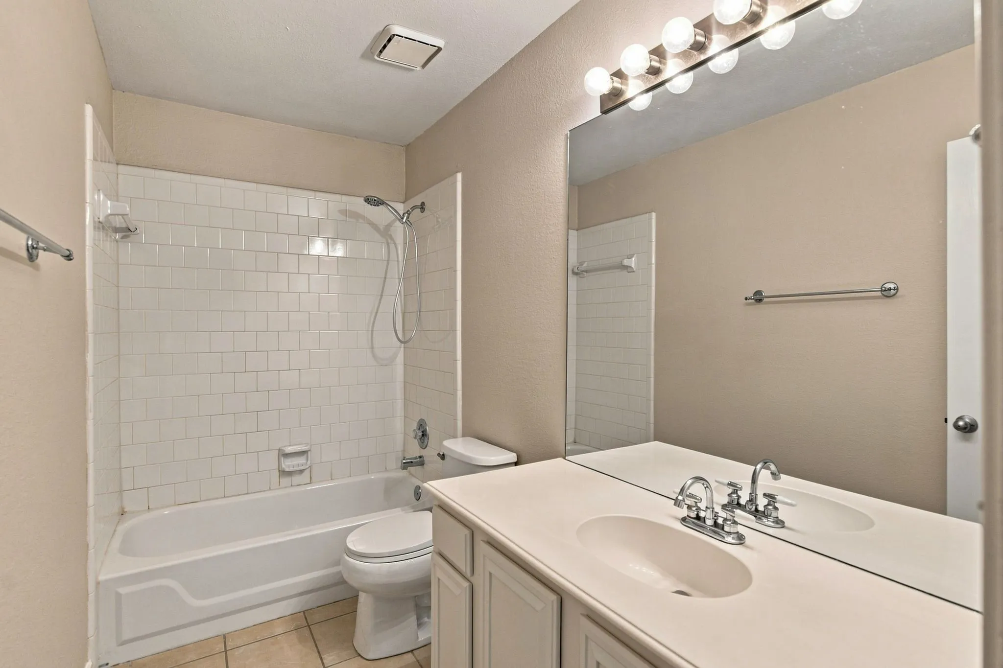 Single Family Residence For Rent in Tarrant County , 7212 Crabtree Lane, North Richland Hills, Texas 76182, 3 Bedroom, 3 Bathroom, 2 Garage spaces, 1,949 Sqft, built in 1994, mls#21291893, Real Estate Agent in North Richland Hills, Homes For Rent in Tarrant county, Homes For Rent in North Richland Hills, Realtor in North Richland Hills Texas, Real Estate Brokerage Independent Realty Texas, Luminita Cordes Realtor