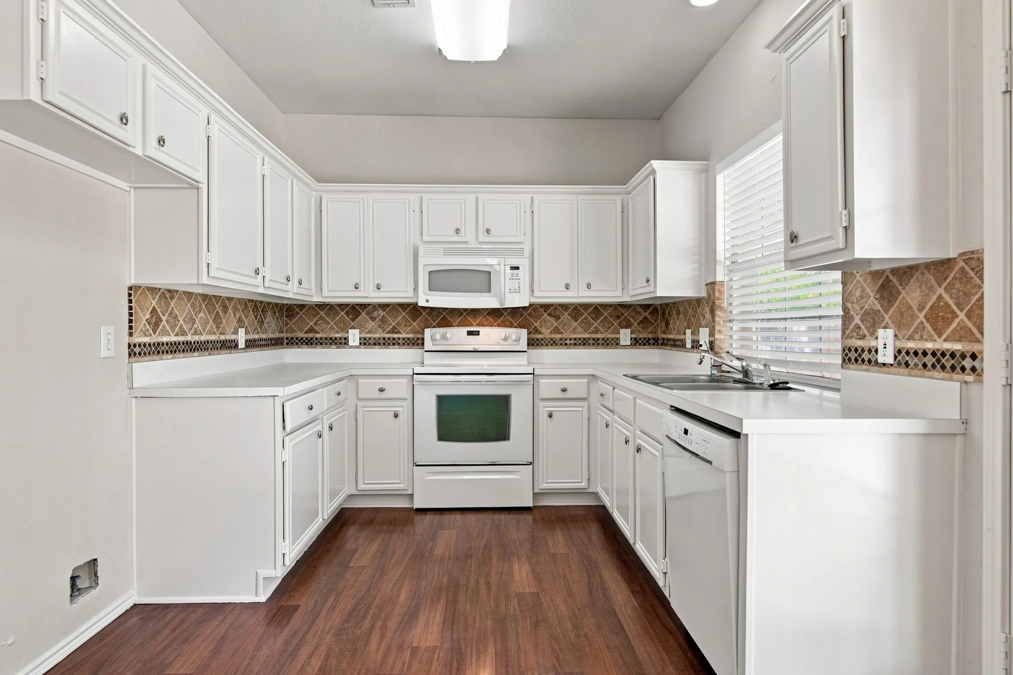 Single Family Residence For Rent in Tarrant County , 7212 Crabtree Lane, North Richland Hills, Texas 76182, 3 Bedroom, 3 Bathroom, 2 Garage spaces, 1,949 Sqft, built in 1994, mls#21291893, Real Estate Agent in North Richland Hills, Homes For Rent in Tarrant county, Homes For Rent in North Richland Hills, Realtor in North Richland Hills Texas, Real Estate Brokerage Independent Realty Texas, Luminita Cordes Realtor