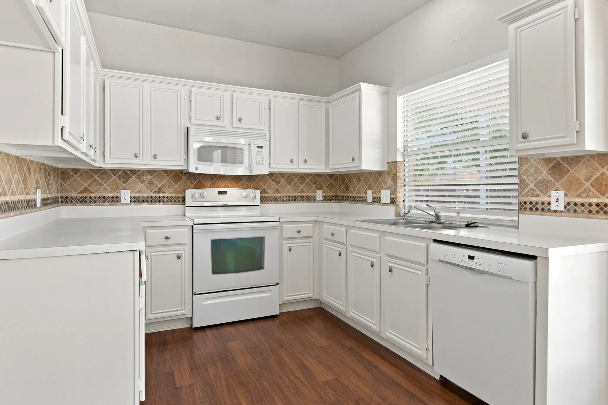 Single Family Residence For Rent in Tarrant County , 7212 Crabtree Lane, North Richland Hills, Texas 76182, 3 Bedroom, 3 Bathroom, 2 Garage spaces, 1,949 Sqft, built in 1994, mls#21291893, Real Estate Agent in North Richland Hills, Homes For Rent in Tarrant county, Homes For Rent in North Richland Hills, Realtor in North Richland Hills Texas, Real Estate Brokerage Independent Realty Texas, Luminita Cordes Realtor