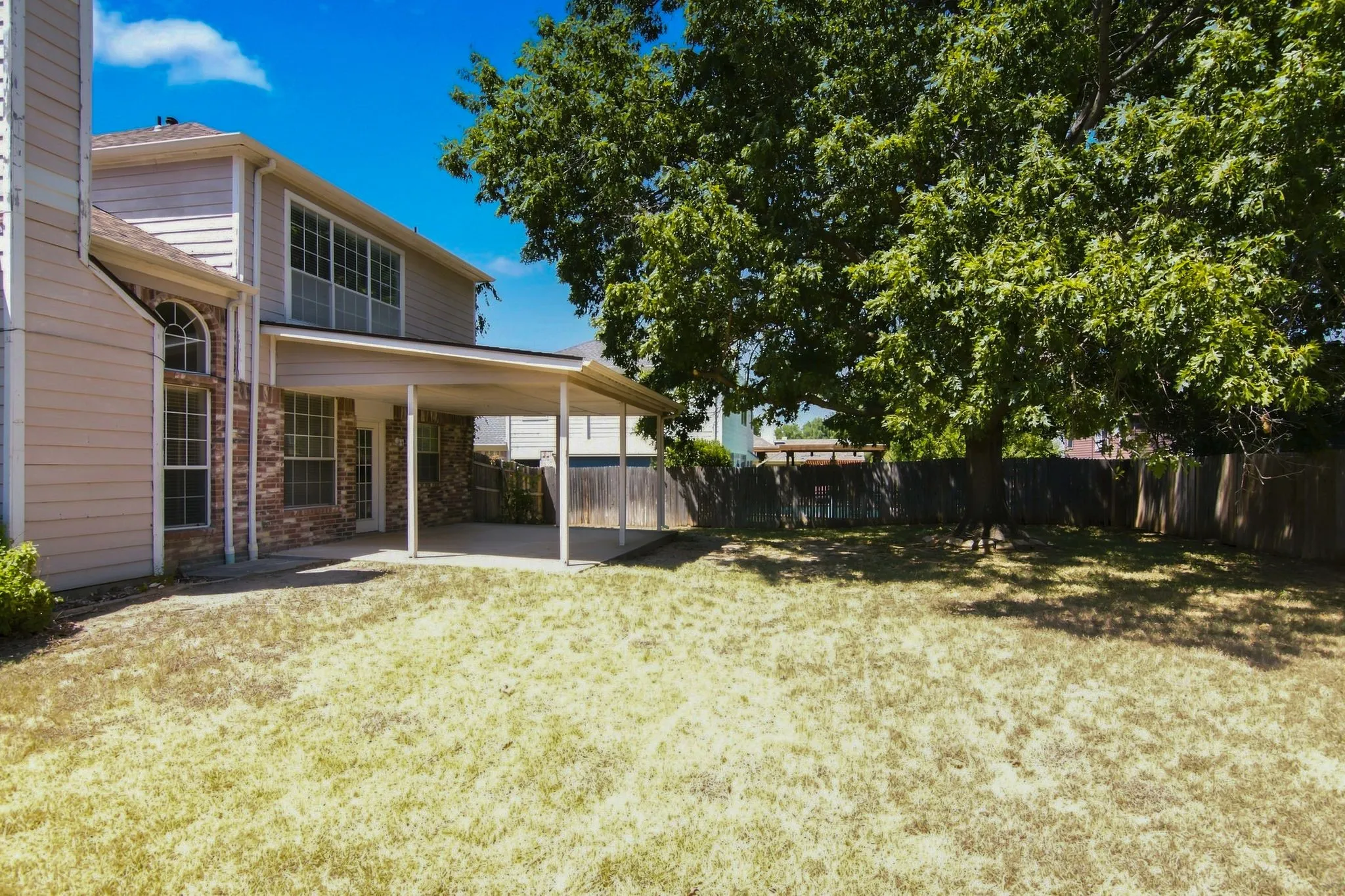 Single Family Residence For Rent in Tarrant County , 7212 Crabtree Lane, North Richland Hills, Texas 76182, 3 Bedroom, 3 Bathroom, 2 Garage spaces, 1,949 Sqft, built in 1994, mls#21291893, Real Estate Agent in North Richland Hills, Homes For Rent in Tarrant county, Homes For Rent in North Richland Hills, Realtor in North Richland Hills Texas, Real Estate Brokerage Independent Realty Texas, Luminita Cordes Realtor