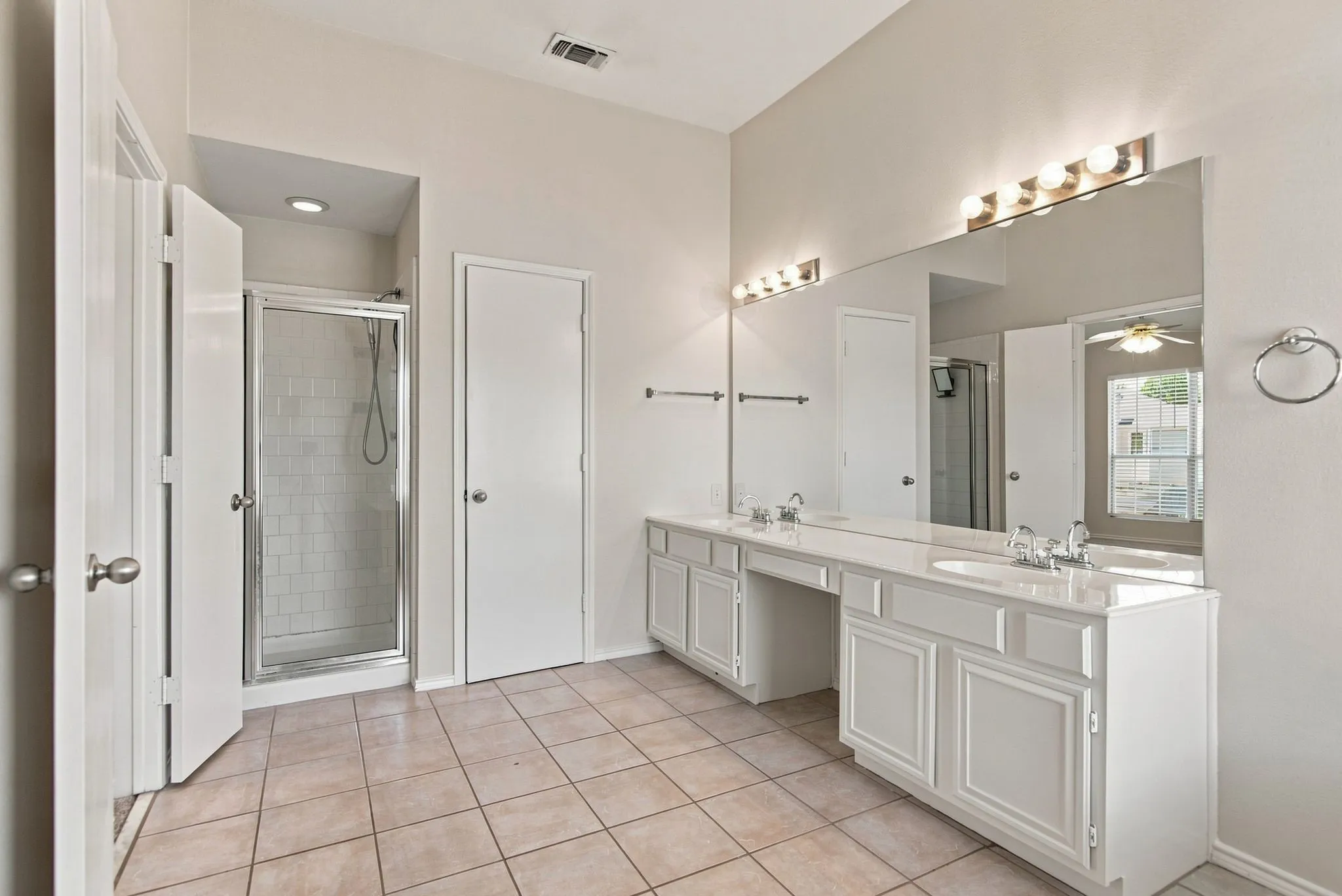Single Family Residence For Rent in Tarrant County , 7212 Crabtree Lane, North Richland Hills, Texas 76182, 3 Bedroom, 3 Bathroom, 2 Garage spaces, 1,949 Sqft, built in 1994, mls#21291893, Real Estate Agent in North Richland Hills, Homes For Rent in Tarrant county, Homes For Rent in North Richland Hills, Realtor in North Richland Hills Texas, Real Estate Brokerage Independent Realty Texas, Luminita Cordes Realtor