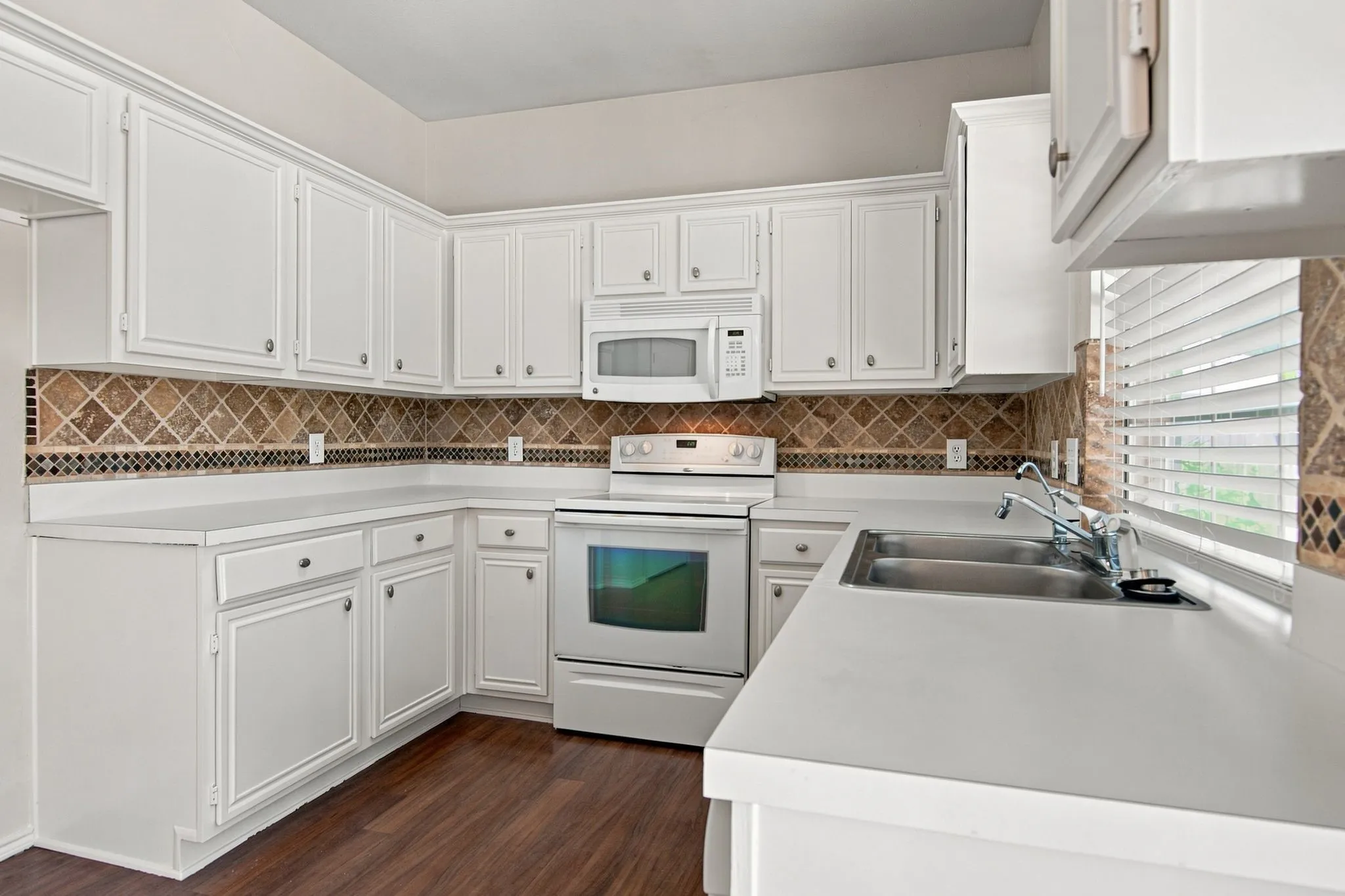 Single Family Residence For Rent in Tarrant County , 7212 Crabtree Lane, North Richland Hills, Texas 76182, 3 Bedroom, 3 Bathroom, 2 Garage spaces, 1,949 Sqft, built in 1994, mls#21291893, Real Estate Agent in North Richland Hills, Homes For Rent in Tarrant county, Homes For Rent in North Richland Hills, Realtor in North Richland Hills Texas, Real Estate Brokerage Independent Realty Texas, Luminita Cordes Realtor