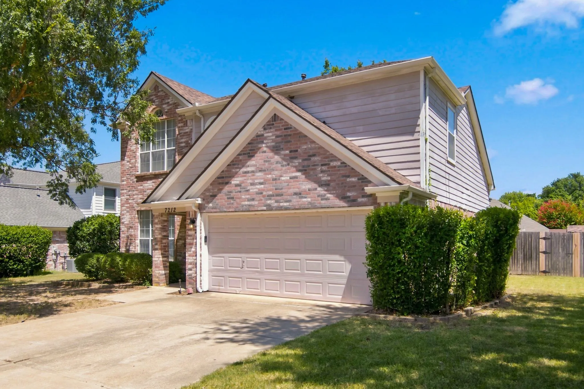 Single Family Residence For Rent in Tarrant County , 7212 Crabtree Lane, North Richland Hills, Texas 76182, 3 Bedroom, 3 Bathroom, 2 Garage spaces, 1,949 Sqft, built in 1994, mls#21291893, Real Estate Agent in North Richland Hills, Homes For Rent in Tarrant county, Homes For Rent in North Richland Hills, Realtor in North Richland Hills Texas, Real Estate Brokerage Independent Realty Texas, Luminita Cordes Realtor