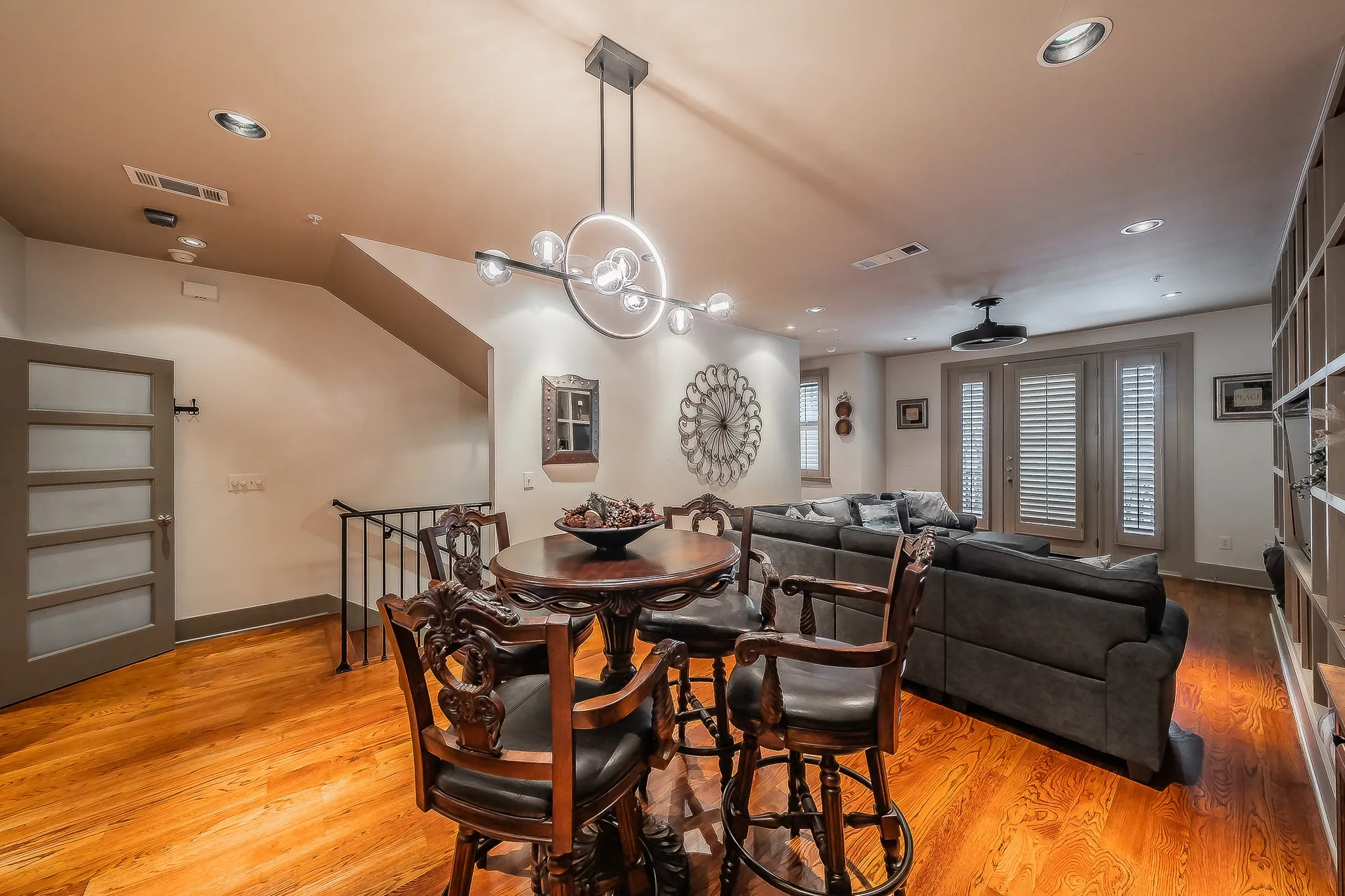 Townhouse For Rent in Dallas County , 6350 Oriole Drive, Dallas, Texas 75209, 3 Bedroom, 4 Bathroom, 2 Garage spaces, 1,948 Sqft, built in 2006, mls#21292120, Real Estate Agent in Dallas, Homes For Rent in Dallas county, Homes For Rent in Dallas, Realtor in Dallas Texas, Real Estate Brokerage Independent Realty Texas, Luminita Cordes Realtor