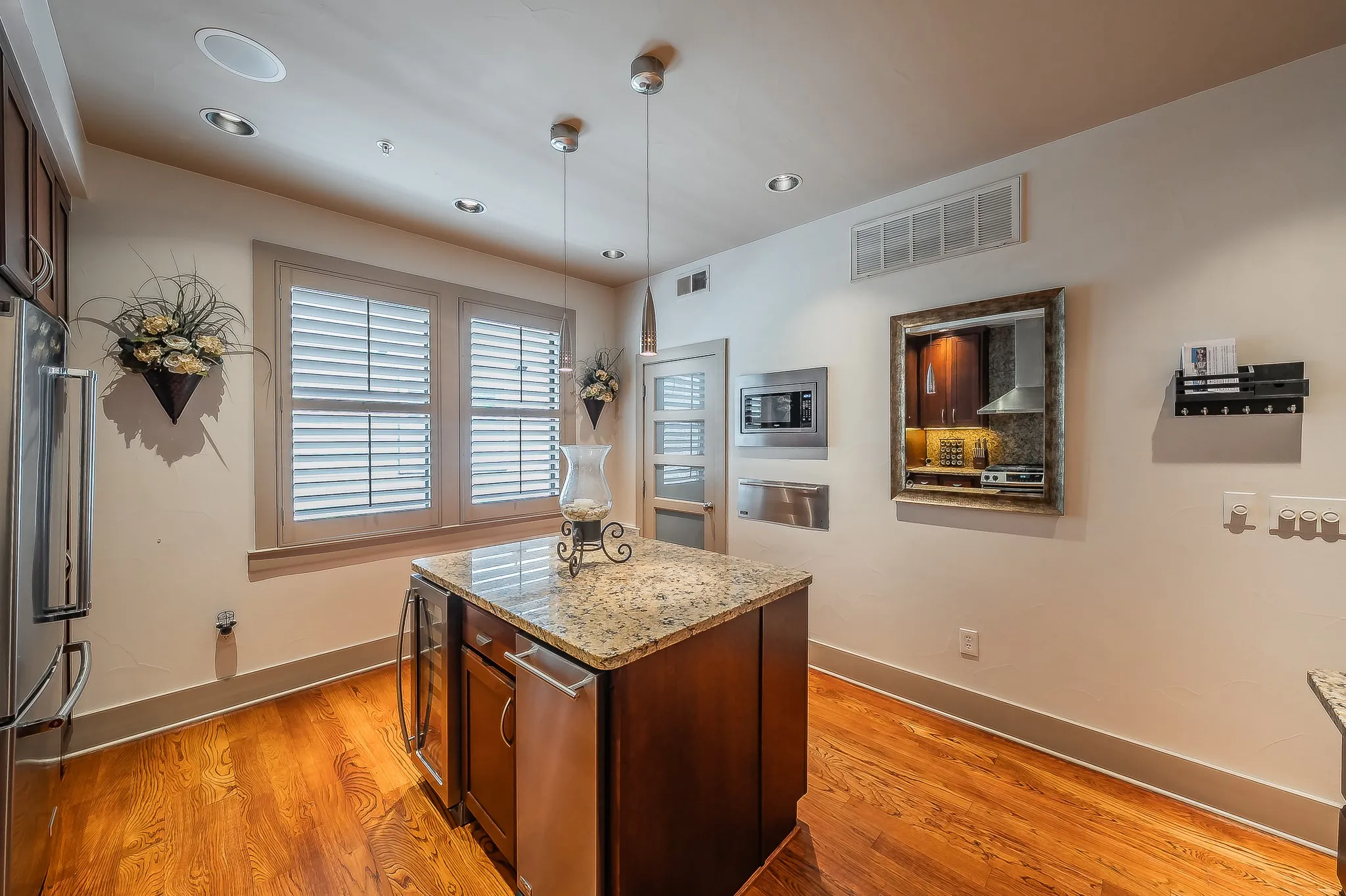 Townhouse For Rent in Dallas County , 6350 Oriole Drive, Dallas, Texas 75209, 3 Bedroom, 4 Bathroom, 2 Garage spaces, 1,948 Sqft, built in 2006, mls#21292120, Real Estate Agent in Dallas, Homes For Rent in Dallas county, Homes For Rent in Dallas, Realtor in Dallas Texas, Real Estate Brokerage Independent Realty Texas, Luminita Cordes Realtor