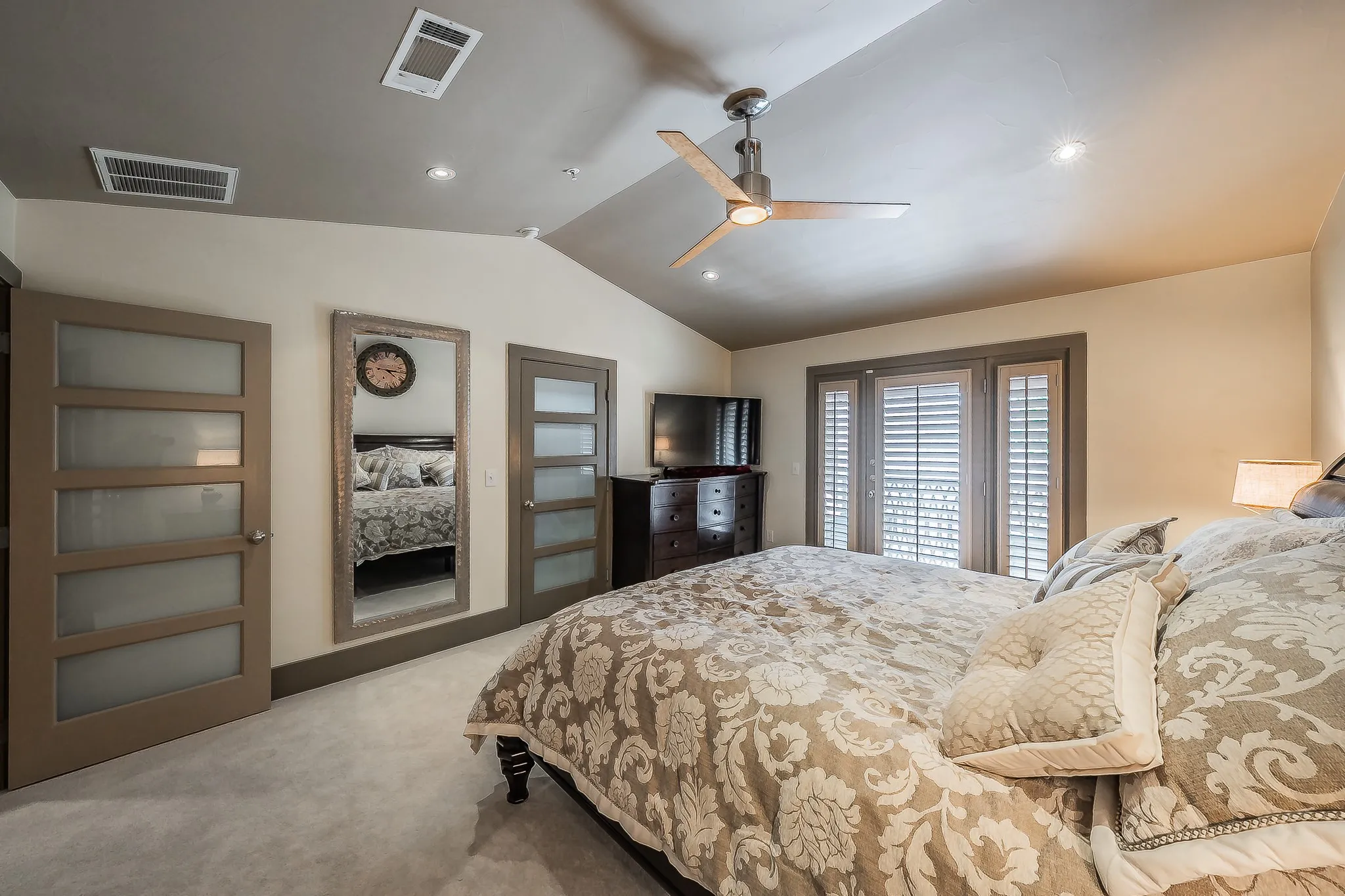 Townhouse For Rent in Dallas County , 6350 Oriole Drive, Dallas, Texas 75209, 3 Bedroom, 4 Bathroom, 2 Garage spaces, 1,948 Sqft, built in 2006, mls#21292120, Real Estate Agent in Dallas, Homes For Rent in Dallas county, Homes For Rent in Dallas, Realtor in Dallas Texas, Real Estate Brokerage Independent Realty Texas, Luminita Cordes Realtor