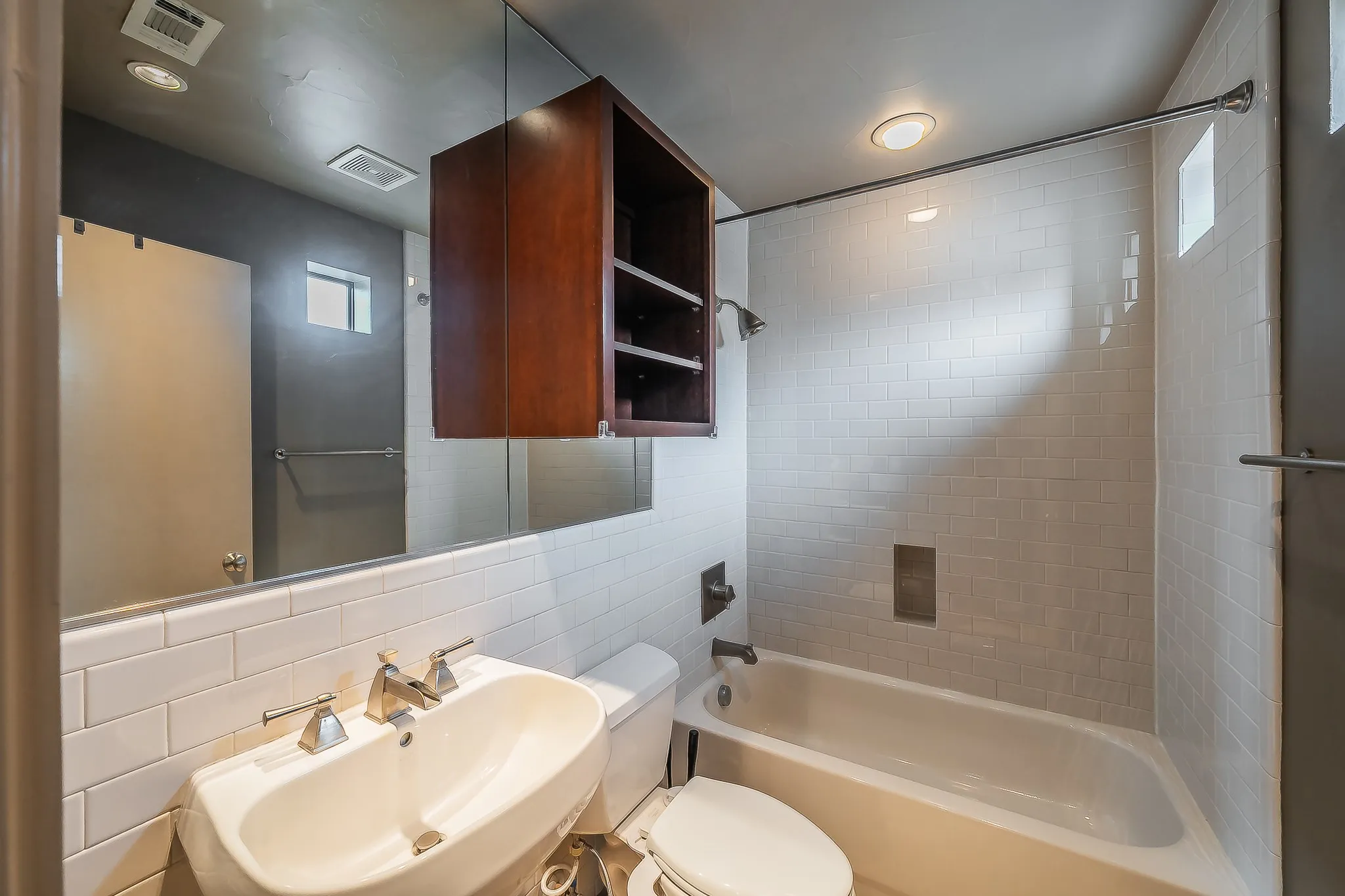 Townhouse For Rent in Dallas County , 6350 Oriole Drive, Dallas, Texas 75209, 3 Bedroom, 4 Bathroom, 2 Garage spaces, 1,948 Sqft, built in 2006, mls#21292120, Real Estate Agent in Dallas, Homes For Rent in Dallas county, Homes For Rent in Dallas, Realtor in Dallas Texas, Real Estate Brokerage Independent Realty Texas, Luminita Cordes Realtor
