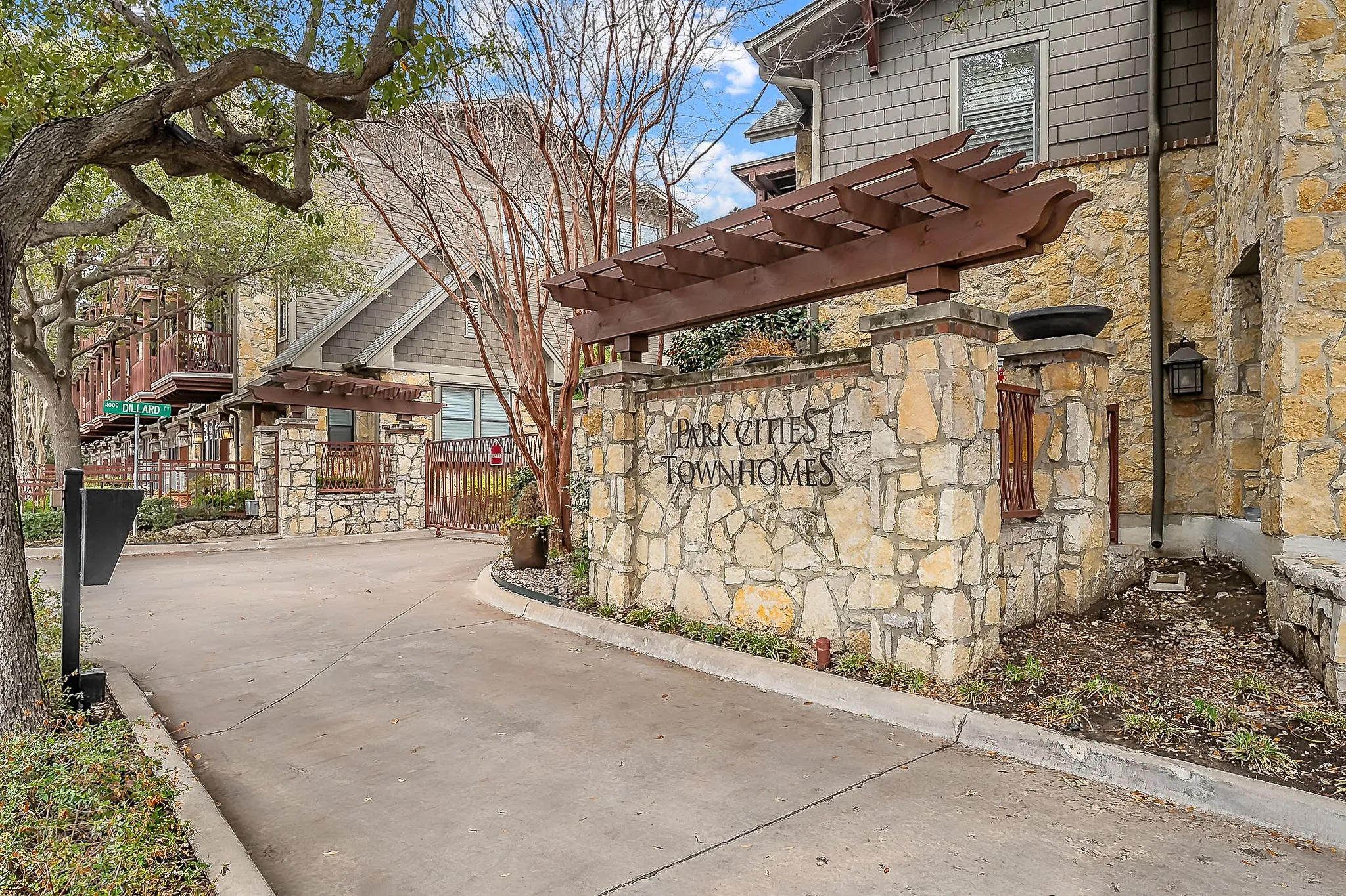 Townhouse For Rent in Dallas County , 6350 Oriole Drive, Dallas, Texas 75209, 3 Bedroom, 4 Bathroom, 2 Garage spaces, 1,948 Sqft, built in 2006, mls#21292120, Real Estate Agent in Dallas, Homes For Rent in Dallas county, Homes For Rent in Dallas, Realtor in Dallas Texas, Real Estate Brokerage Independent Realty Texas, Luminita Cordes Realtor