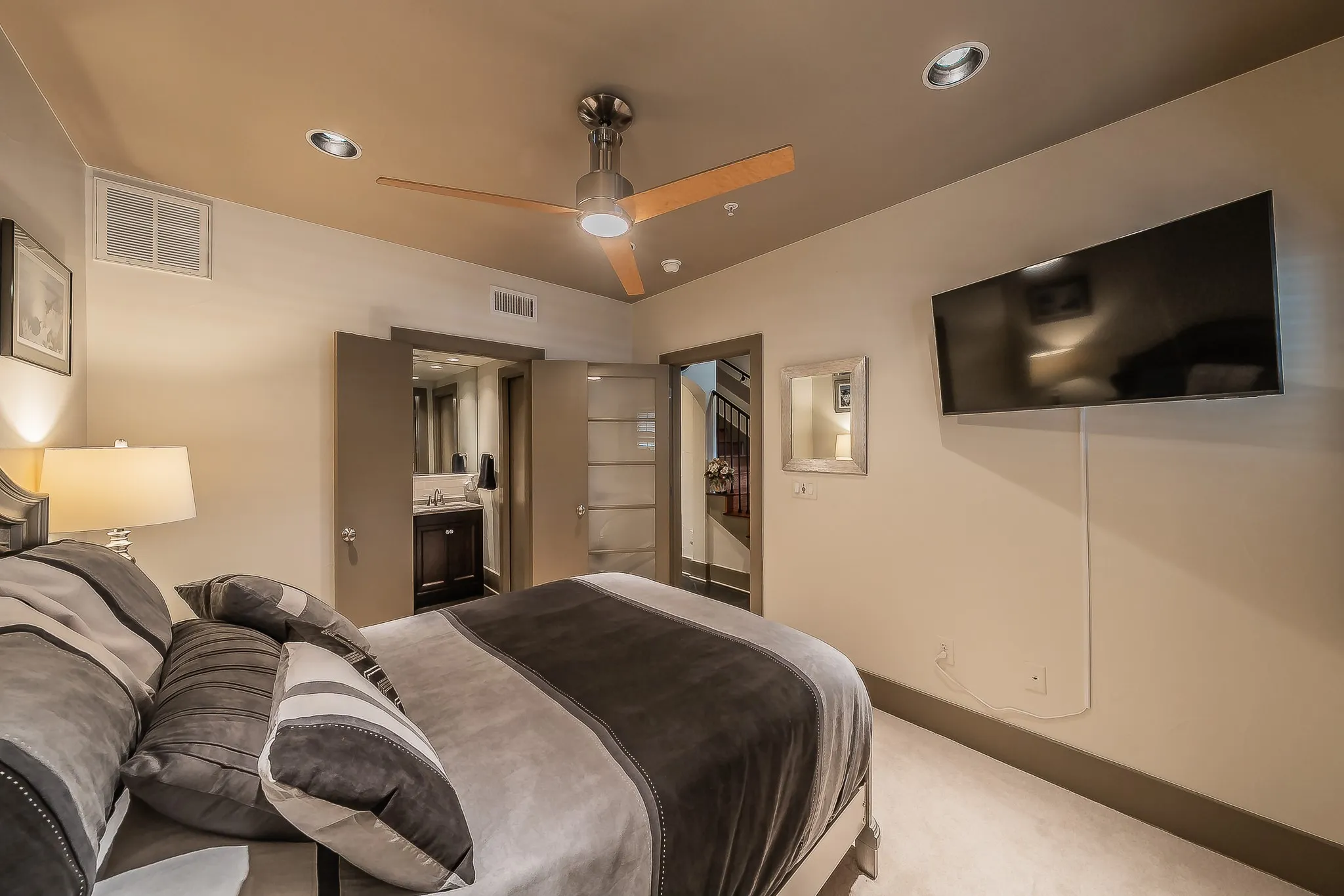 Townhouse For Rent in Dallas County , 6350 Oriole Drive, Dallas, Texas 75209, 3 Bedroom, 4 Bathroom, 2 Garage spaces, 1,948 Sqft, built in 2006, mls#21292120, Real Estate Agent in Dallas, Homes For Rent in Dallas county, Homes For Rent in Dallas, Realtor in Dallas Texas, Real Estate Brokerage Independent Realty Texas, Luminita Cordes Realtor