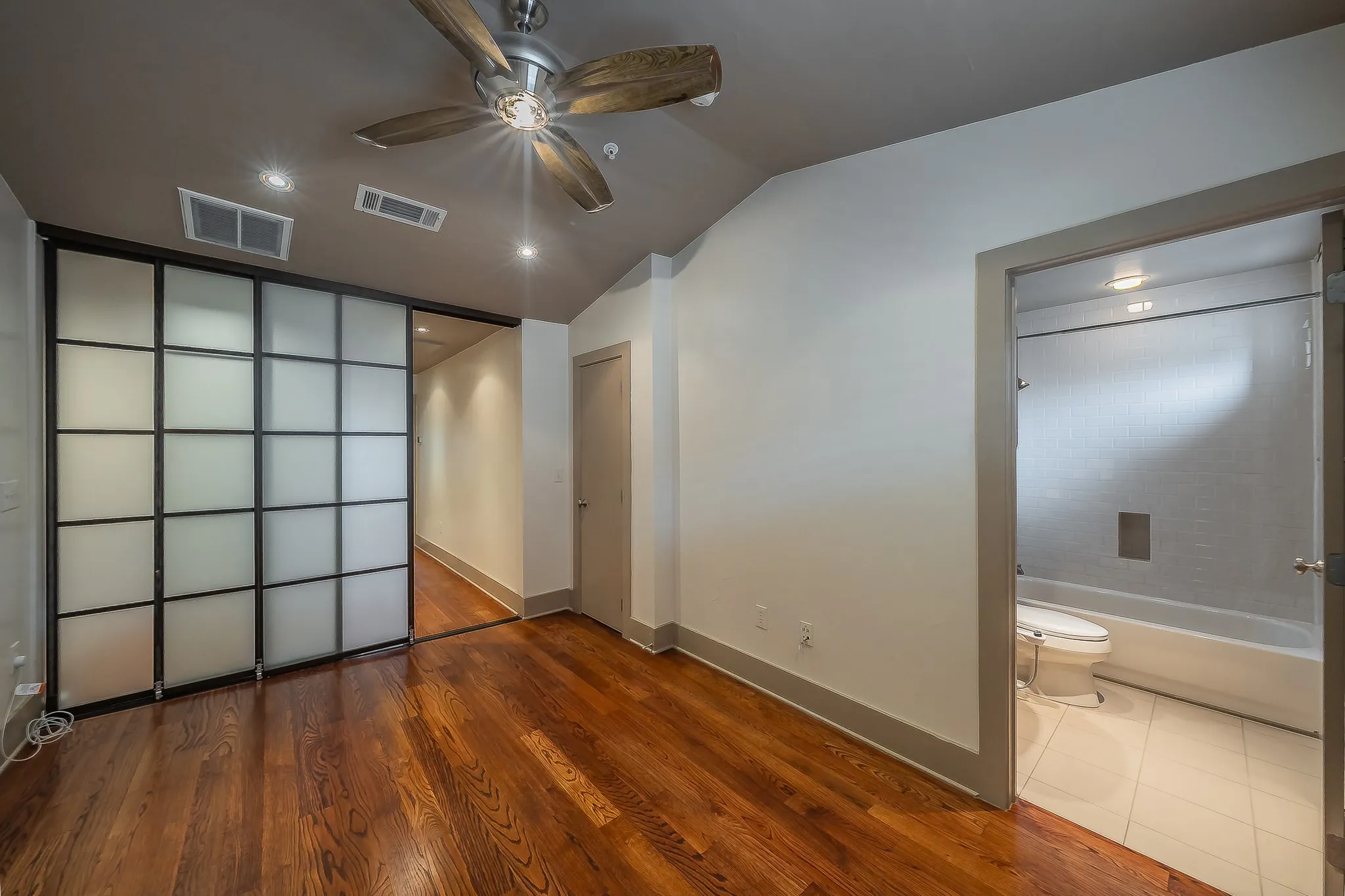 Townhouse For Rent in Dallas County , 6350 Oriole Drive, Dallas, Texas 75209, 3 Bedroom, 4 Bathroom, 2 Garage spaces, 1,948 Sqft, built in 2006, mls#21292120, Real Estate Agent in Dallas, Homes For Rent in Dallas county, Homes For Rent in Dallas, Realtor in Dallas Texas, Real Estate Brokerage Independent Realty Texas, Luminita Cordes Realtor