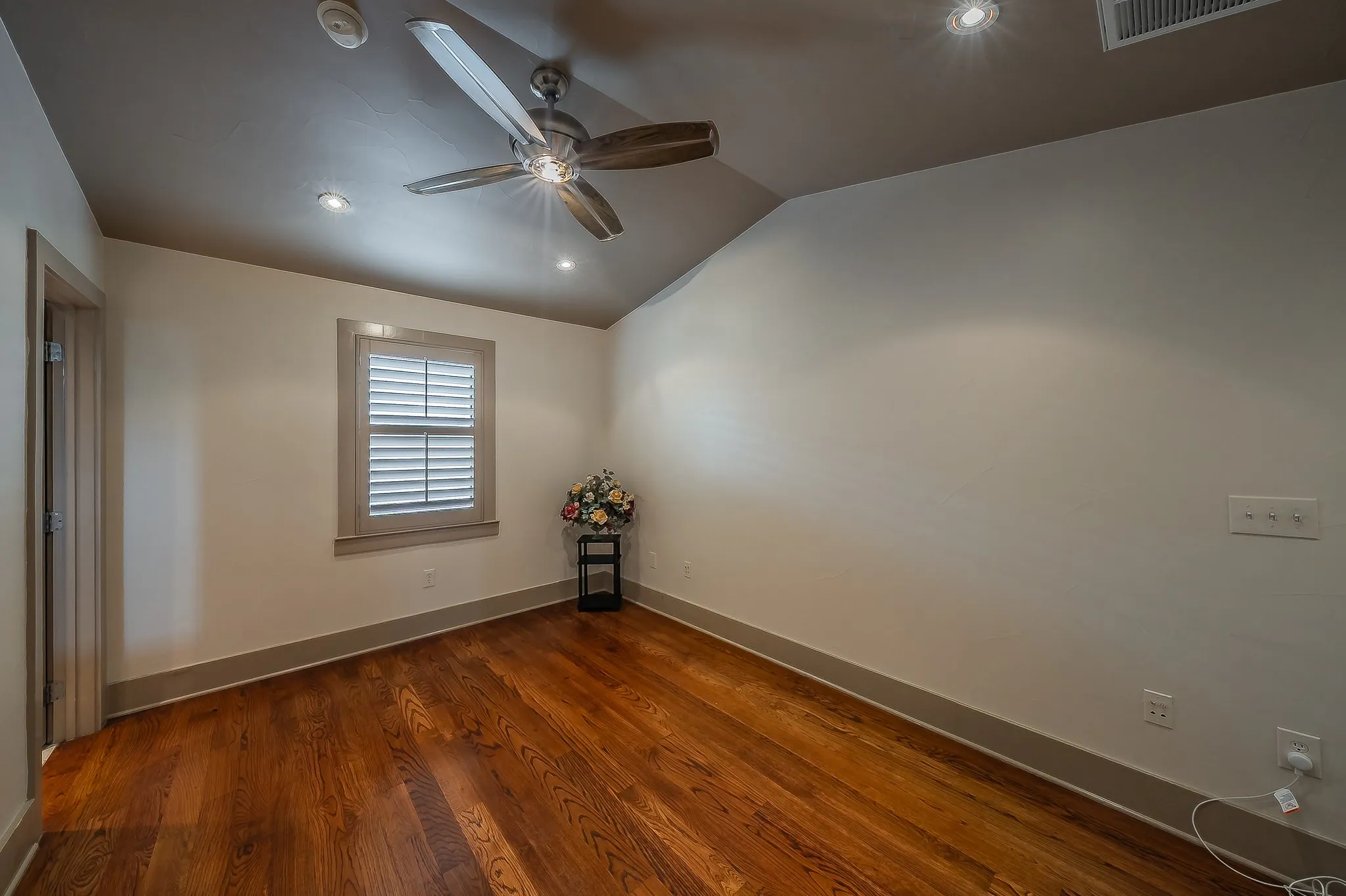 Townhouse For Rent in Dallas County , 6350 Oriole Drive, Dallas, Texas 75209, 3 Bedroom, 4 Bathroom, 2 Garage spaces, 1,948 Sqft, built in 2006, mls#21292120, Real Estate Agent in Dallas, Homes For Rent in Dallas county, Homes For Rent in Dallas, Realtor in Dallas Texas, Real Estate Brokerage Independent Realty Texas, Luminita Cordes Realtor