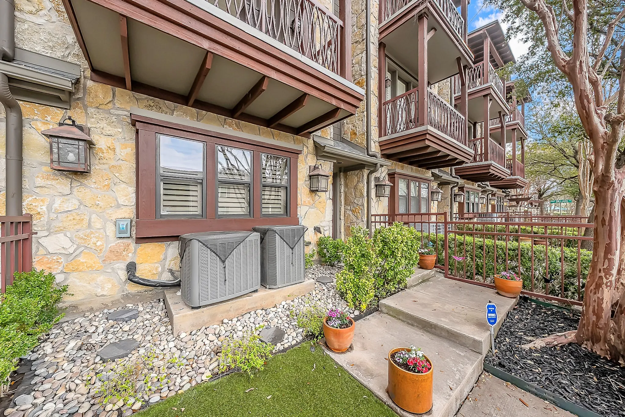 Townhouse For Rent in Dallas County , 6350 Oriole Drive, Dallas, Texas 75209, 3 Bedroom, 4 Bathroom, 2 Garage spaces, 1,948 Sqft, built in 2006, mls#21292120, Real Estate Agent in Dallas, Homes For Rent in Dallas county, Homes For Rent in Dallas, Realtor in Dallas Texas, Real Estate Brokerage Independent Realty Texas, Luminita Cordes Realtor