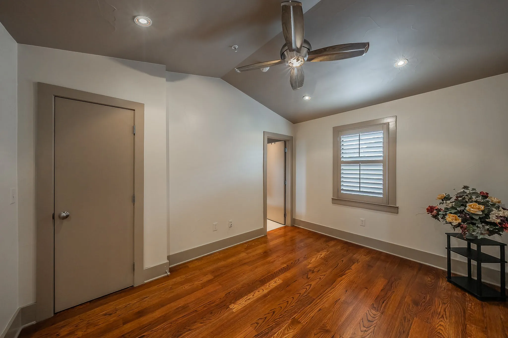 Townhouse For Rent in Dallas County , 6350 Oriole Drive, Dallas, Texas 75209, 3 Bedroom, 4 Bathroom, 2 Garage spaces, 1,948 Sqft, built in 2006, mls#21292120, Real Estate Agent in Dallas, Homes For Rent in Dallas county, Homes For Rent in Dallas, Realtor in Dallas Texas, Real Estate Brokerage Independent Realty Texas, Luminita Cordes Realtor