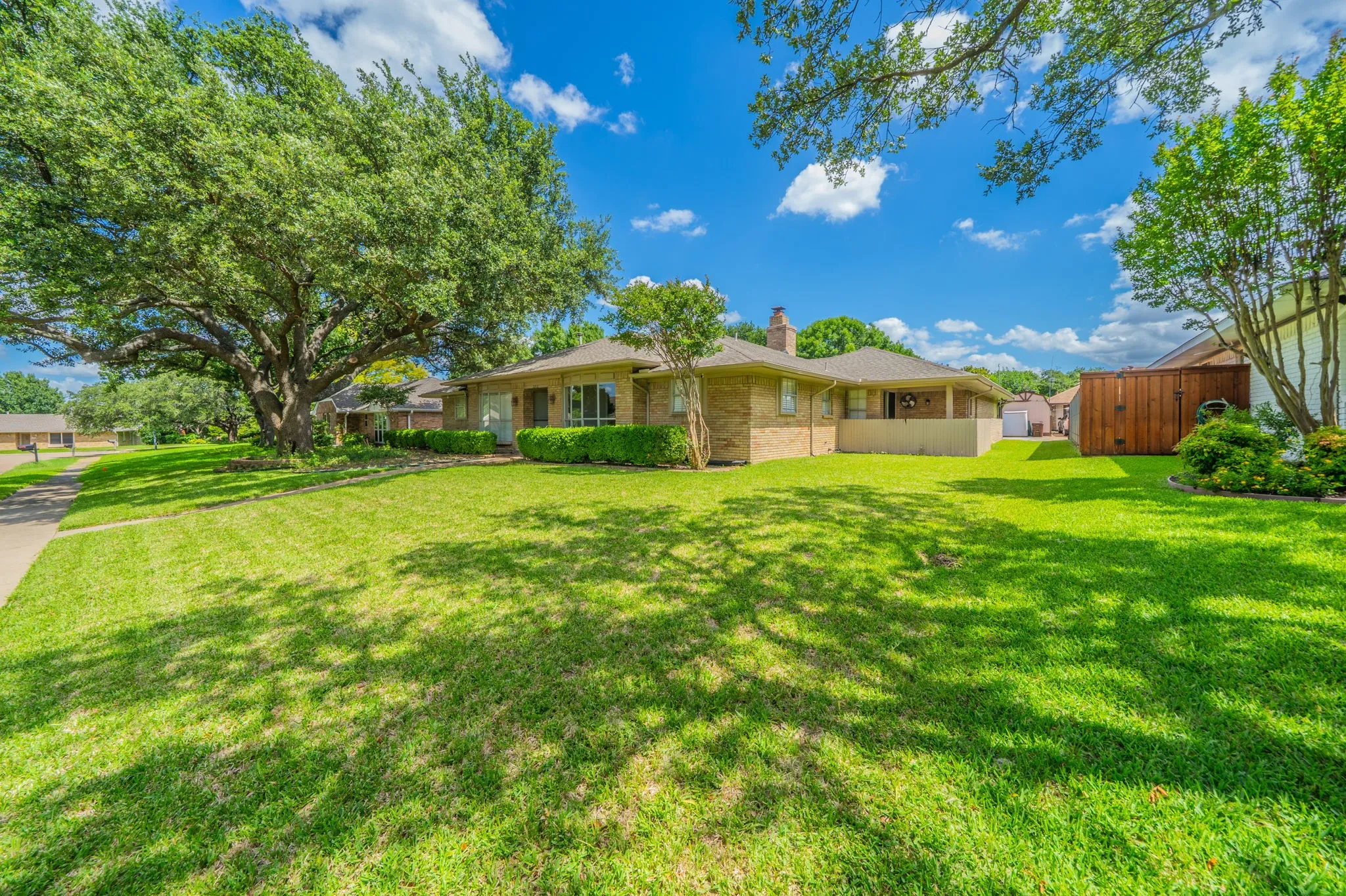 Single Family Residence For Sale in Collin County , 2212 Vickers Drive, Plano, Texas 75075, 3 Bedroom, 3 Bathroom, 2 Garage spaces, 2,140 Sqft, built in 1978, mls#21287864, Real Estate Agent in Plano, Homes For Sale in Collin county, Homes For Sale in Plano, Realtor in Plano Texas, Real Estate Brokerage Independent Realty Texas, Luminita Cordes Realtor