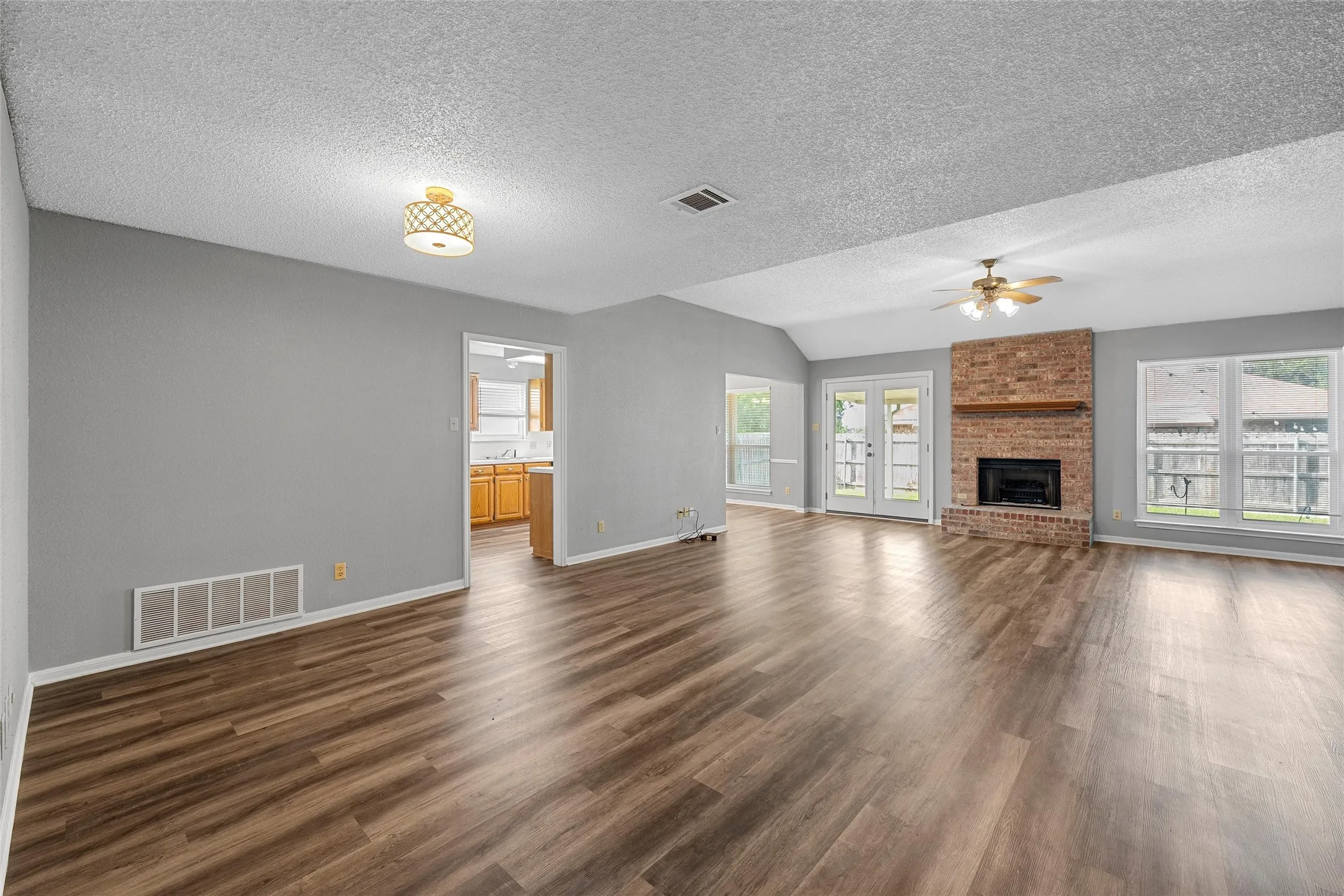 Single Family Residence For Sale in Mc Lennan County , 316 Evergreen Court, Hewitt, Texas 76643, 3 Bedroom, 2 Bathroom, 2 Garage spaces, 1,692 Sqft, built in 1992, mls#21287195, Real Estate Agent in Hewitt, Homes For Sale in Mc Lennan county, Homes For Sale in Hewitt, Realtor in Hewitt Texas, Real Estate Brokerage Independent Realty Texas, Luminita Cordes Realtor