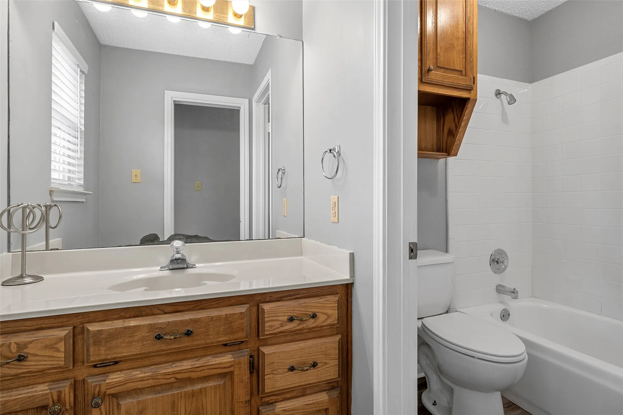 Single Family Residence For Sale in Mc Lennan County , 316 Evergreen Court, Hewitt, Texas 76643, 3 Bedroom, 2 Bathroom, 2 Garage spaces, 1,692 Sqft, built in 1992, mls#21287195, Real Estate Agent in Hewitt, Homes For Sale in Mc Lennan county, Homes For Sale in Hewitt, Realtor in Hewitt Texas, Real Estate Brokerage Independent Realty Texas, Luminita Cordes Realtor